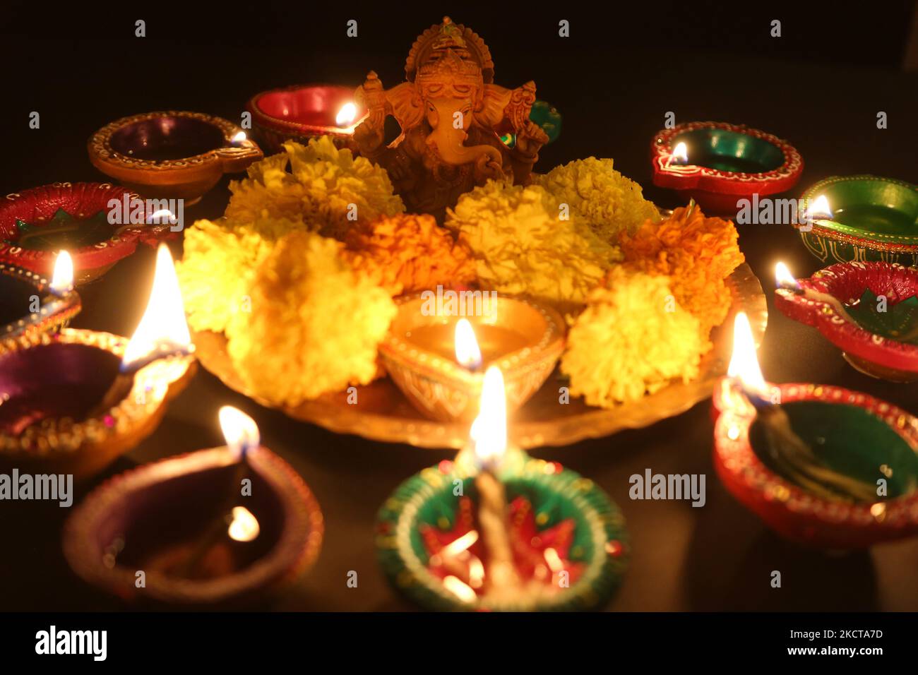 Diyas (kleine Tonlampen) umgeben ein Idol von Lord Ganesh während des Festivals von Diwali in einem Hindu-Tempel in Toronto, Ontario, Kanada, am 04. November 2021. (Foto von Creative Touch Imaging Ltd./NurPhoto) Stockfoto Diyas (kleine Tonlampen) umgeben ein Idol von Lord Ganesh während des Festivals von Diwali in einem Hindu-Tempel in Toronto, Ontario, Kanada, am 04. November 2021. (Foto von Creative Touch Imaging Ltd./NurPhoto) Stockfoto