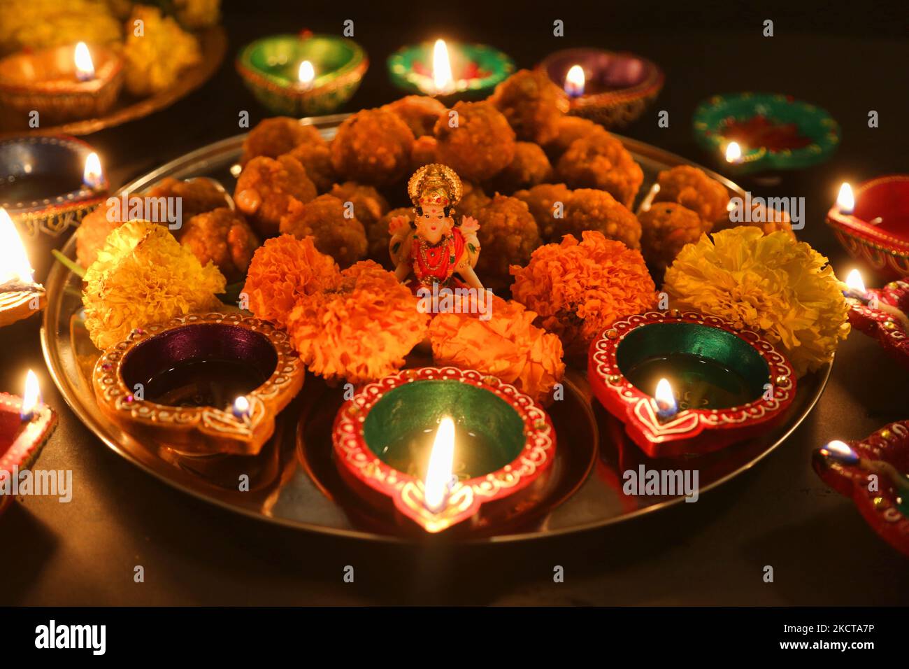 Diyas (kleine Tonlampen) umgeben ein Idol der Göttin Lakshmi (Göttin Laxmi) auf einem Tablett mit Ladoos (indischen Süßigkeiten) während des Festivals von Diwali in einem Hindu-Tempel in Toronto, Ontario, Kanada, am 04. November 2021. (Foto von Creative Touch Imaging Ltd./NurPhoto) Stockfoto Diyas (kleine Tonlampen) umgeben ein Idol der Göttin Lakshmi (Göttin Laxmi) auf einem Tablett mit Ladoos (indischen Süßigkeiten) während des Festivals von Diwali in einem Hindu-Tempel in Toronto, Ontario, Kanada, am 04. November 2021. (Foto von Creative Touch Imaging Ltd./NurPhoto) Stockfoto