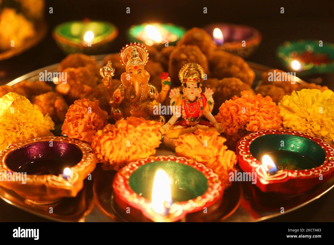 Diyas (kleine Tonlampen) umgeben Idole von Göttin Lakshmi (Göttin Laxmi) und Lord Ganesh auf einem Tablett mit Ladoos (indischen Süßigkeiten) während des Festivals von Diwali in einem Hindu-Tempel in Toronto, Ontario, Kanada, am 04. November 2021. (Foto von Creative Touch Imaging Ltd./NurPhoto) Stockfoto Diyas (kleine Tonlampen) umgeben Idole von Göttin Lakshmi (Göttin Laxmi) und Lord Ganesh auf einem Tablett mit Ladoos (indischen Süßigkeiten) während des Festivals von Diwali in einem Hindu-Tempel in Toronto, Ontario, Kanada, am 04. November 2021. (Foto von Creative Touch Imaging Ltd./NurPhoto) Stockfoto