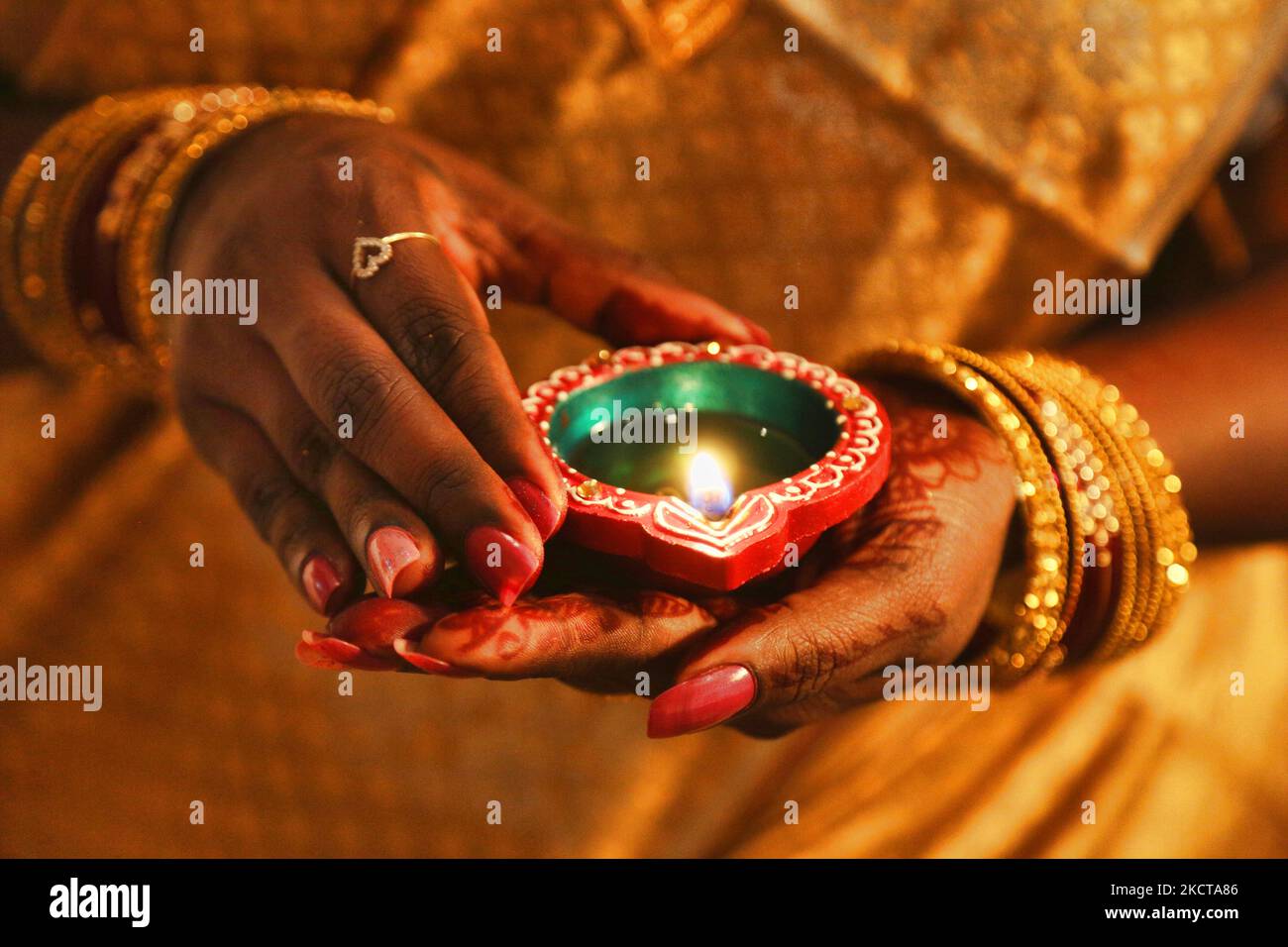 Hindu-Anhänger halten eine Diya (kleine Tonlampe), während sie zuhören, während Gebete während des Festivals von Diwali in einem Hindu-Tempel in Toronto, Ontario, Kanada, am 04. November 2021 rezitiert werden. (Foto von Creative Touch Imaging Ltd./NurPhoto) Stockfoto Hindu-Anhänger halten eine Diya (kleine Tonlampe), während sie zuhören, während Gebete während des Festivals von Diwali in einem Hindu-Tempel in Toronto, Ontario, Kanada, am 04. November 2021 rezitiert werden. (Foto von Creative Touch Imaging Ltd./NurPhoto) Stockfoto
