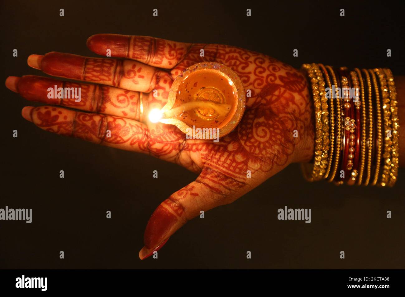 Hindu-Anhänger halten eine Diya (kleine Tonlampe) während des Festivals von Diwali in einem Hindu-Tempel in Toronto, Ontario, Kanada, am 04. November 2021. (Foto von Creative Touch Imaging Ltd./NurPhoto) Stockfoto Hindu-Anhänger halten eine Diya (kleine Tonlampe) während des Festivals von Diwali in einem Hindu-Tempel in Toronto, Ontario, Kanada, am 04. November 2021. (Foto von Creative Touch Imaging Ltd./NurPhoto) Stockfoto