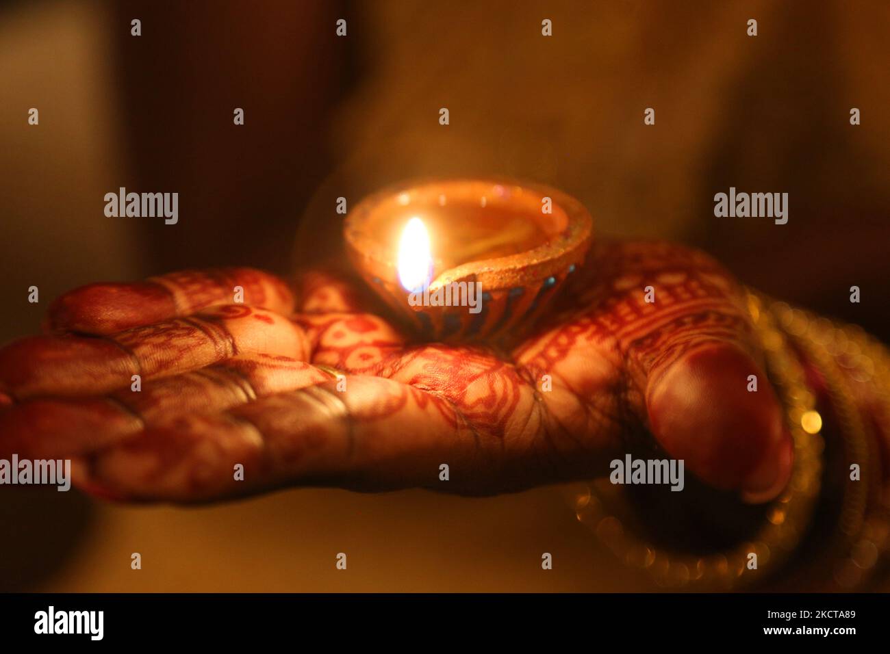 Hindu-Anhänger halten eine Diya (kleine Tonlampe), während sie zuhören, während Gebete während des Festivals von Diwali in einem Hindu-Tempel in Toronto, Ontario, Kanada, am 04. November 2021 rezitiert werden. (Foto von Creative Touch Imaging Ltd./NurPhoto) Stockfoto Hindu-Anhänger halten eine Diya (kleine Tonlampe), während sie zuhören, während Gebete während des Festivals von Diwali in einem Hindu-Tempel in Toronto, Ontario, Kanada, am 04. November 2021 rezitiert werden. (Foto von Creative Touch Imaging Ltd./NurPhoto) Stockfoto
