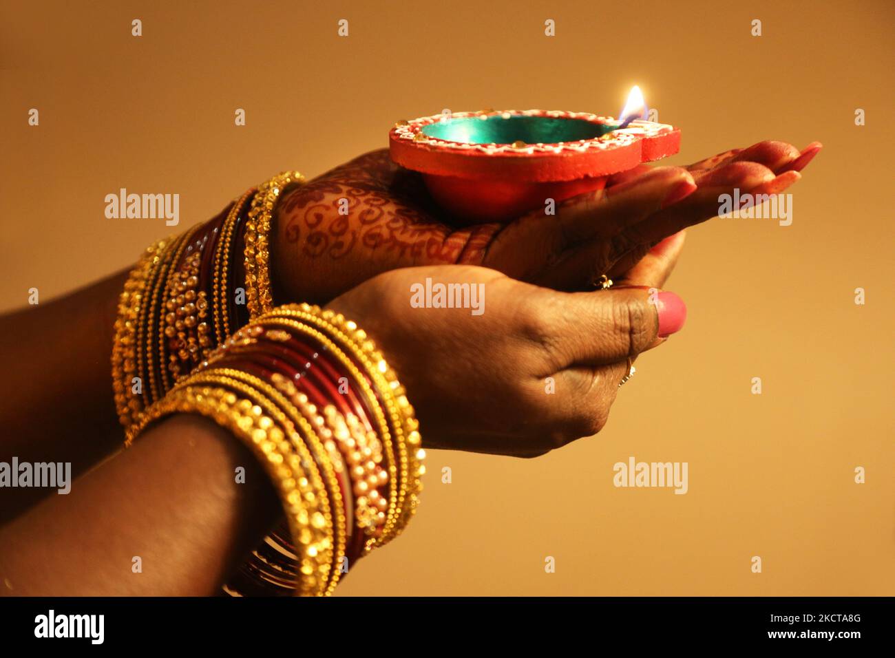 Hindu-Anhänger halten eine Diya (kleine Tonlampe), während sie zuhören, während Gebete während des Festivals von Diwali in einem Hindu-Tempel in Toronto, Ontario, Kanada, am 04. November 2021 rezitiert werden. (Foto von Creative Touch Imaging Ltd./NurPhoto) Stockfoto Hindu-Anhänger halten eine Diya (kleine Tonlampe), während sie zuhören, während Gebete während des Festivals von Diwali in einem Hindu-Tempel in Toronto, Ontario, Kanada, am 04. November 2021 rezitiert werden. (Foto von Creative Touch Imaging Ltd./NurPhoto) Stockfoto