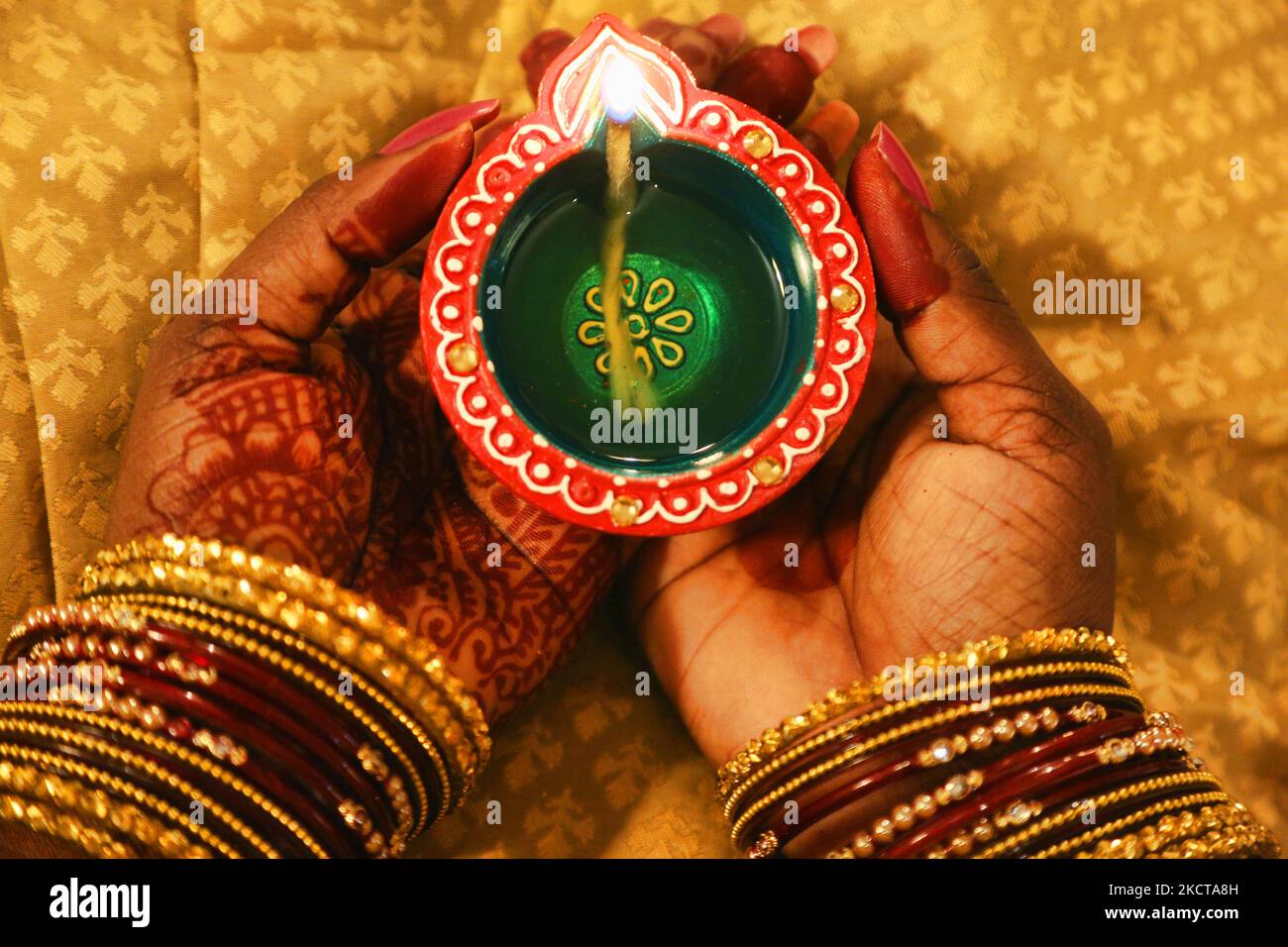 Hindu-Anhänger halten eine Diya (kleine Tonlampe), während sie zuhören, während Gebete während des Festivals von Diwali in einem Hindu-Tempel in Toronto, Ontario, Kanada, am 04. November 2021 rezitiert werden. (Foto von Creative Touch Imaging Ltd./NurPhoto) Stockfoto Hindu-Anhänger halten eine Diya (kleine Tonlampe), während sie zuhören, während Gebete während des Festivals von Diwali in einem Hindu-Tempel in Toronto, Ontario, Kanada, am 04. November 2021 rezitiert werden. (Foto von Creative Touch Imaging Ltd./NurPhoto) Stockfoto