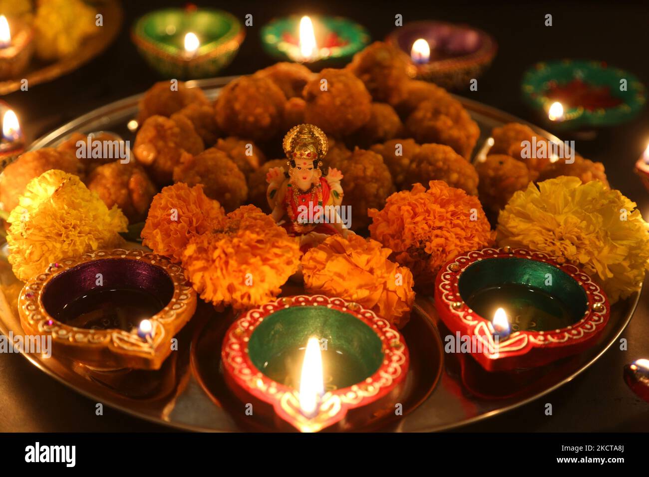 Diyas (kleine Tonlampen) umgeben ein Idol der Göttin Lakshmi (Göttin Laxmi) auf einem Tablett mit Ladoos (indischen Süßigkeiten) während des Festivals von Diwali in einem Hindu-Tempel in Toronto, Ontario, Kanada, am 04. November 2021. (Foto von Creative Touch Imaging Ltd./NurPhoto) Stockfoto Diyas (kleine Tonlampen) umgeben ein Idol der Göttin Lakshmi (Göttin Laxmi) auf einem Tablett mit Ladoos (indischen Süßigkeiten) während des Festivals von Diwali in einem Hindu-Tempel in Toronto, Ontario, Kanada, am 04. November 2021. (Foto von Creative Touch Imaging Ltd./NurPhoto) Stockfoto