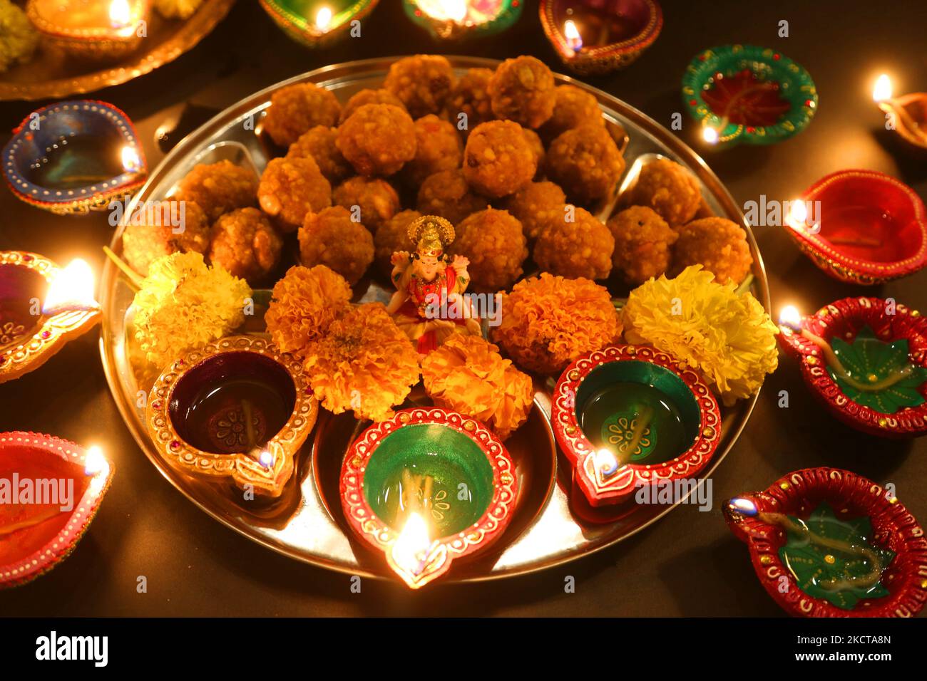 Diyas (kleine Tonlampen) umgeben ein Idol der Göttin Lakshmi (Göttin Laxmi) auf einem Tablett mit Ladoos (indischen Süßigkeiten) während des Festivals von Diwali in einem Hindu-Tempel in Toronto, Ontario, Kanada, am 04. November 2021. (Foto von Creative Touch Imaging Ltd./NurPhoto) Stockfoto Diyas (kleine Tonlampen) umgeben ein Idol der Göttin Lakshmi (Göttin Laxmi) auf einem Tablett mit Ladoos (indischen Süßigkeiten) während des Festivals von Diwali in einem Hindu-Tempel in Toronto, Ontario, Kanada, am 04. November 2021. (Foto von Creative Touch Imaging Ltd./NurPhoto) Stockfoto