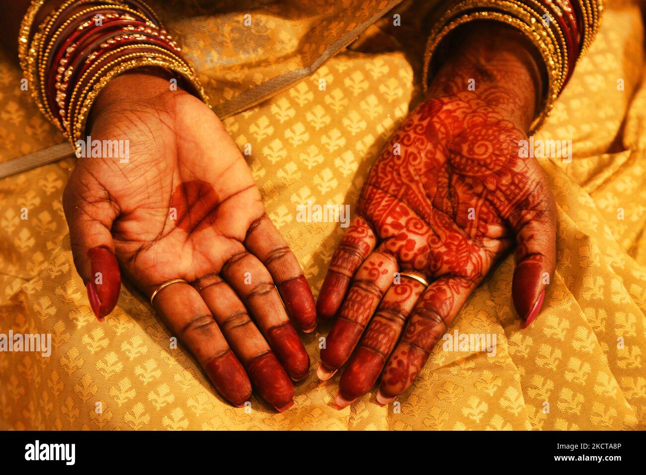 Woman zeigt ihre Henna (Mehndi) während des Festivals von Diwali in Toronto, Ontario, Kanada, am 04. November 2021. (Foto von Creative Touch Imaging Ltd./NurPhoto) Stockfoto Woman zeigt ihre Henna (Mehndi) während des Festivals von Diwali in Toronto, Ontario, Kanada, am 04. November 2021. (Foto von Creative Touch Imaging Ltd./NurPhoto) Stockfoto