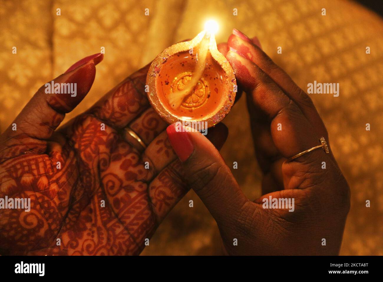 Hindu-Anhänger halten eine Diya (kleine Tonlampe), während sie zuhören, während Gebete während des Festivals von Diwali in einem Hindu-Tempel in Toronto, Ontario, Kanada, am 04. November 2021 rezitiert werden. (Foto von Creative Touch Imaging Ltd./NurPhoto) Stockfoto Hindu-Anhänger halten eine Diya (kleine Tonlampe), während sie zuhören, während Gebete während des Festivals von Diwali in einem Hindu-Tempel in Toronto, Ontario, Kanada, am 04. November 2021 rezitiert werden. (Foto von Creative Touch Imaging Ltd./NurPhoto) Stockfoto