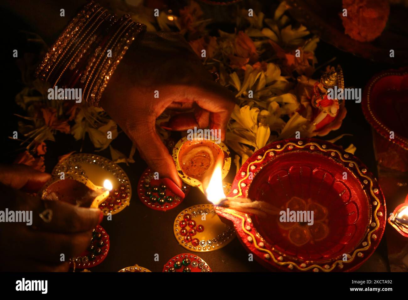 Hindu-Anhänger zünden eine Diya (kleine Tonlampe) während des Festivals von Diwali in einem Hindu-Tempel in Toronto, Ontario, Kanada, am 04. November 2021 an. (Foto von Creative Touch Imaging Ltd./NurPhoto) Stockfoto Hindu-Anhänger zünden eine Diya (kleine Tonlampe) während des Festivals von Diwali in einem Hindu-Tempel in Toronto, Ontario, Kanada, am 04. November 2021 an. (Foto von Creative Touch Imaging Ltd./NurPhoto) Stockfoto