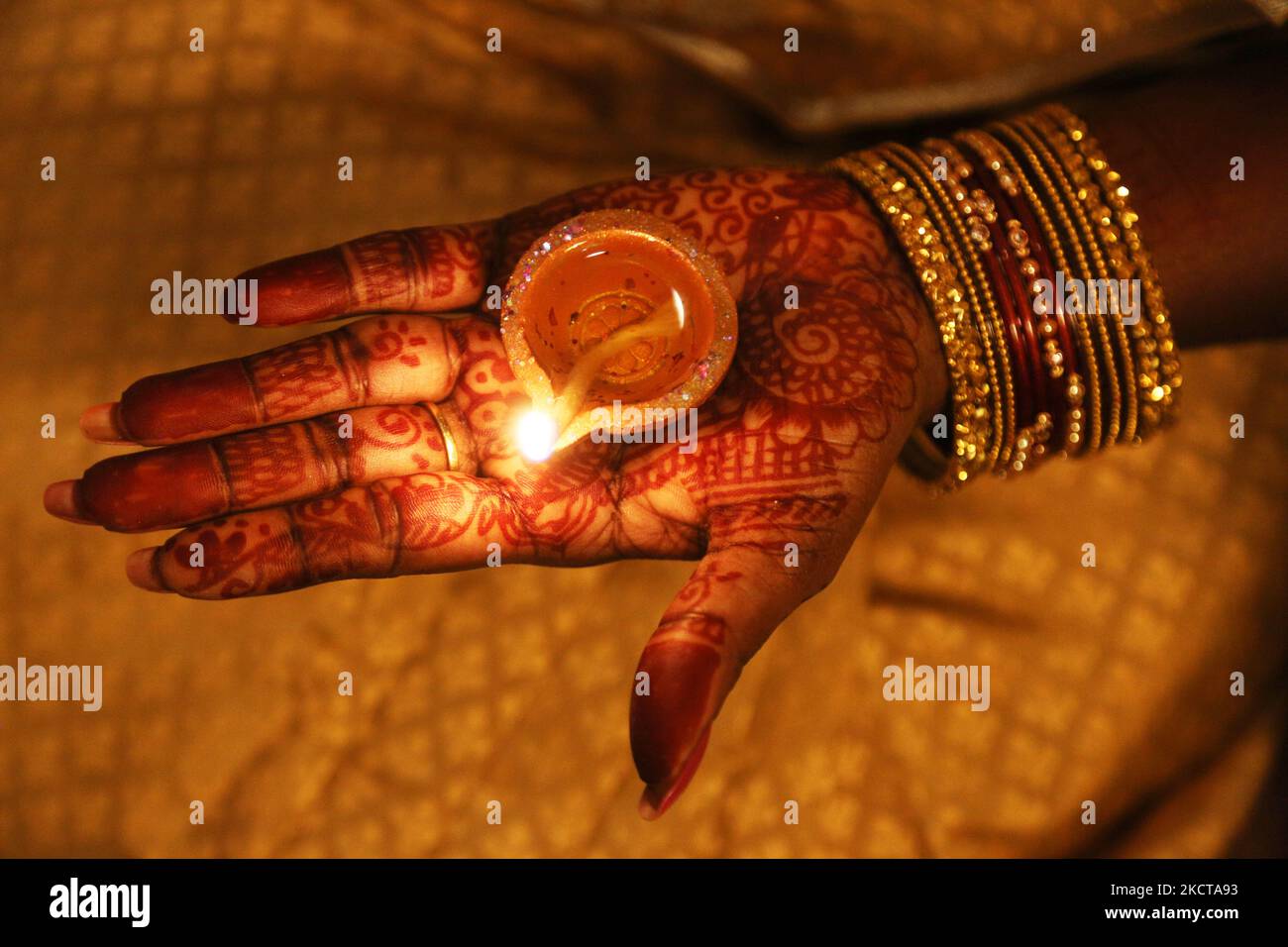 Hindu-Anhänger halten eine Diya (kleine Tonlampe), während sie zuhören, während Gebete während des Festivals von Diwali in einem Hindu-Tempel in Toronto, Ontario, Kanada, am 04. November 2021 rezitiert werden. (Foto von Creative Touch Imaging Ltd./NurPhoto) Stockfoto Hindu-Anhänger halten eine Diya (kleine Tonlampe), während sie zuhören, während Gebete während des Festivals von Diwali in einem Hindu-Tempel in Toronto, Ontario, Kanada, am 04. November 2021 rezitiert werden. (Foto von Creative Touch Imaging Ltd./NurPhoto) Stockfoto