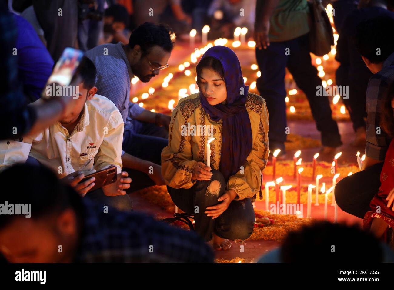 Eifrige Anhänger zünden Kerzen an, während sie an einem Fest teilnehmen, um Diwali zu feiern, das hinduistische Lichtfest in einem Tempel in Dhaka, Bangladesch, am 04. November 2021. (Foto von Syed Mahamudur Rahman/NurPhoto) Stockfoto