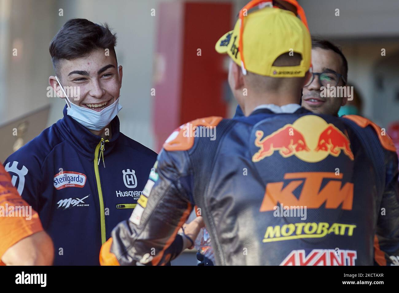 Adrian Fernandez und Raul Fernandez (25) aus Spanien und Red Bull KTM Ajo Kalex während des Qualifyings des Grande Premio Brembo do Algarve beim Autodromo do Algarve am 6. November 2021 in Lagoa, Algarve, Faro. (Foto von Jose Breton/Pics Action/NurPhoto) Stockfoto