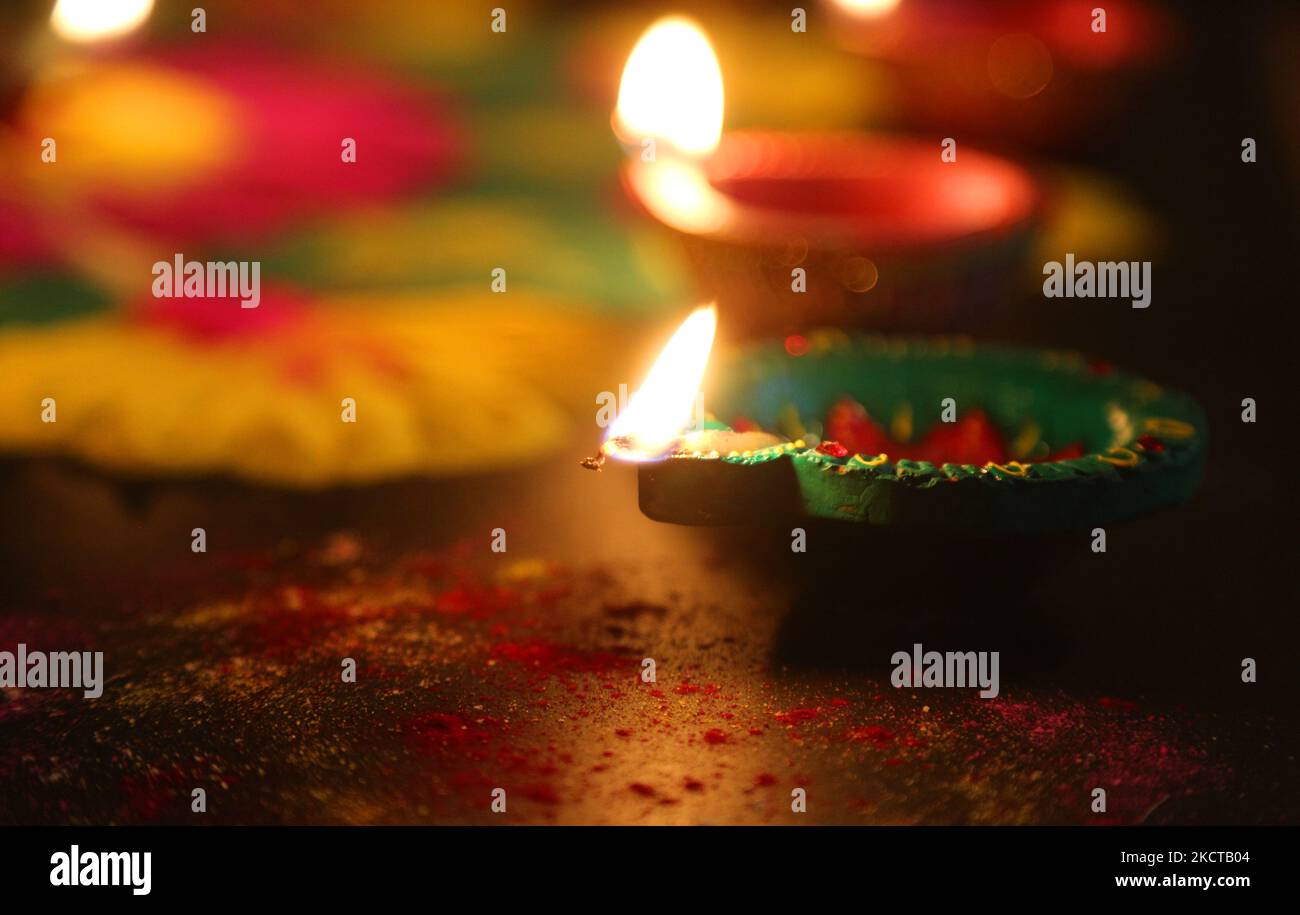 Diyas (kleine Tonlampen) nach einem farbenfrohen Rangloli-Design, das mit farbigem Pulver während des Festivals von Diwali in einem Hindu-Tempel in Toronto, Ontario, Kanada, am 04. November 2021 geschaffen wurde. Rangoli ist ein traditionelles Design, das auf dem Boden mit farbigem Pulver gezeichnet wurde, oft vor Häusern oder Tempeln. (Foto von Creative Touch Imaging Ltd./NurPhoto) Stockfoto Diyas (kleine Tonlampen) nach einem farbenfrohen Rangloli-Design, das mit farbigem Pulver während des Festivals von Diwali in einem Hindu-Tempel in Toronto, Ontario, Kanada, am 04. November 2021 geschaffen wurde. Rangoli ist ein traditionelles Design, das auf dem Boden mit farbigem Pulver gezeichnet wurde, oft vor Häusern oder Tempeln. (Foto von Creative Touch Imaging Ltd./NurPhoto) Stockfoto