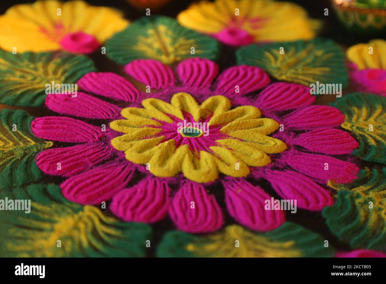 Farbenprächtiges Rangloli-Design, das am 04. November 2021 während des Festivals von Diwali in einem Hindu-Tempel in Toronto, Ontario, Kanada, mit farbigem Pulver entstand. Rangoli ist ein traditionelles Design, das auf dem Boden mit farbigem Pulver gezeichnet wurde, oft vor Häusern oder Tempeln. (Foto von Creative Touch Imaging Ltd./NurPhoto) Stockfoto Farbenprächtiges Rangloli-Design, das am 04. November 2021 während des Festivals von Diwali in einem Hindu-Tempel in Toronto, Ontario, Kanada, mit farbigem Pulver entstand. Rangoli ist ein traditionelles Design, das auf dem Boden mit farbigem Pulver gezeichnet wurde, oft vor Häusern oder Tempeln. (Foto von Creative Touch Imaging Ltd./NurPhoto) Stockfoto