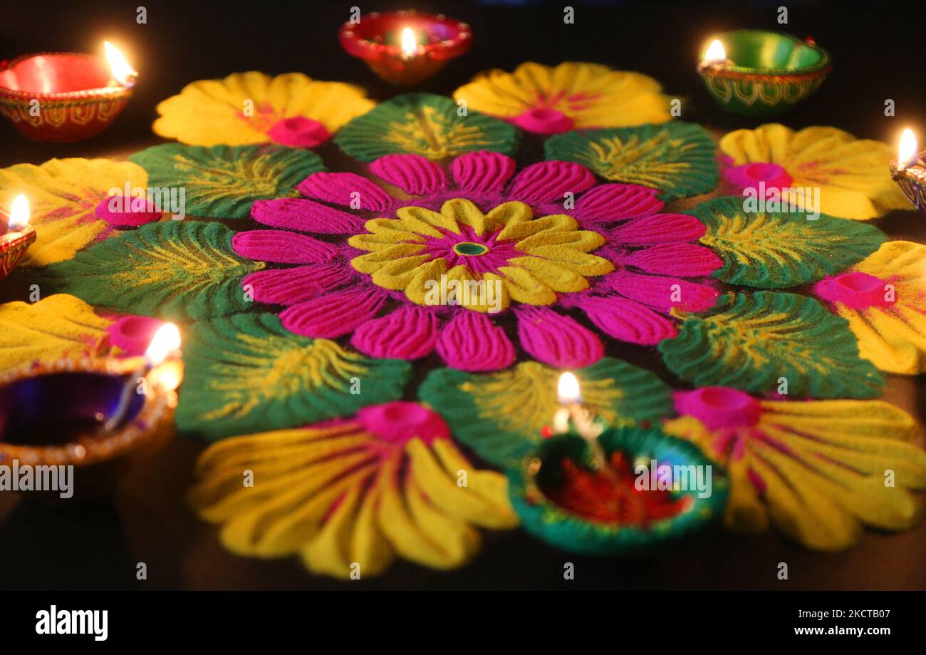 Diyas (kleine Tonlampen) nach einem farbenfrohen Rangloli-Design, das mit farbigem Pulver während des Festivals von Diwali in einem Hindu-Tempel in Toronto, Ontario, Kanada, am 04. November 2021 geschaffen wurde. Rangoli ist ein traditionelles Design, das auf dem Boden mit farbigem Pulver gezeichnet wurde, oft vor Häusern oder Tempeln. (Foto von Creative Touch Imaging Ltd./NurPhoto) Stockfoto Diyas (kleine Tonlampen) nach einem farbenfrohen Rangloli-Design, das mit farbigem Pulver während des Festivals von Diwali in einem Hindu-Tempel in Toronto, Ontario, Kanada, am 04. November 2021 geschaffen wurde. Rangoli ist ein traditionelles Design, das auf dem Boden mit farbigem Pulver gezeichnet wurde, oft vor Häusern oder Tempeln. (Foto von Creative Touch Imaging Ltd./NurPhoto) Stockfoto