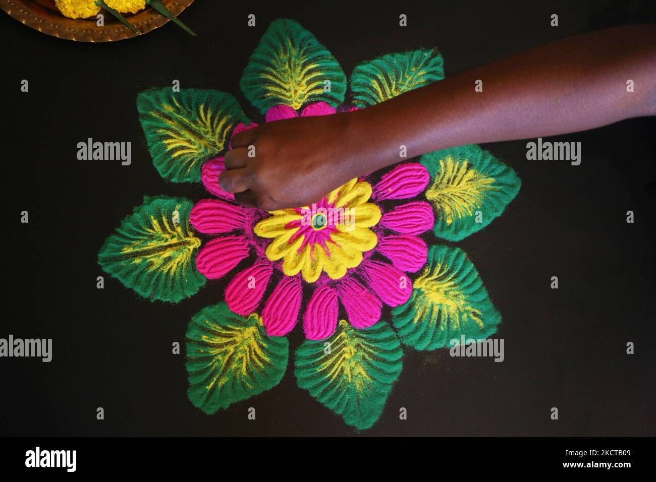 Hindu Woman kreiert ein farbenfrohes Rangloli-Design mit farbigem Pulver während des Festivals von Diwali in einem Hindu-Tempel in Toronto, Ontario, Kanada, am 04. November 2021. Rangoli ist ein traditionelles Design, das auf dem Boden mit farbigem Pulver gezeichnet wurde, oft vor Häusern oder Tempeln. (Foto von Creative Touch Imaging Ltd./NurPhoto) Stockfoto Hindu Woman kreiert ein farbenfrohes Rangloli-Design mit farbigem Pulver während des Festivals von Diwali in einem Hindu-Tempel in Toronto, Ontario, Kanada, am 04. November 2021. Rangoli ist ein traditionelles Design, das auf dem Boden mit farbigem Pulver gezeichnet wurde, oft vor Häusern oder Tempeln. (Foto von Creative Touch Imaging Ltd./NurPhoto) Stockfoto