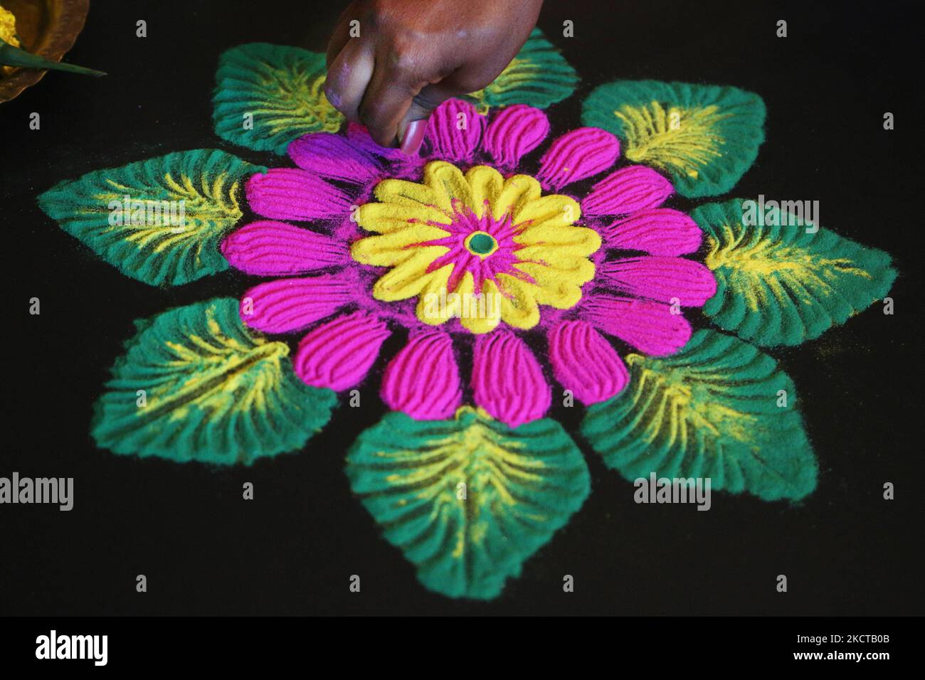 Hindu Woman kreiert ein farbenfrohes Rangloli-Design mit farbigem Pulver während des Festivals von Diwali in einem Hindu-Tempel in Toronto, Ontario, Kanada, am 04. November 2021. Rangoli ist ein traditionelles Design, das auf dem Boden mit farbigem Pulver gezeichnet wurde, oft vor Häusern oder Tempeln. (Foto von Creative Touch Imaging Ltd./NurPhoto) Stockfoto Hindu Woman kreiert ein farbenfrohes Rangloli-Design mit farbigem Pulver während des Festivals von Diwali in einem Hindu-Tempel in Toronto, Ontario, Kanada, am 04. November 2021. Rangoli ist ein traditionelles Design, das auf dem Boden mit farbigem Pulver gezeichnet wurde, oft vor Häusern oder Tempeln. (Foto von Creative Touch Imaging Ltd./NurPhoto) Stockfoto
