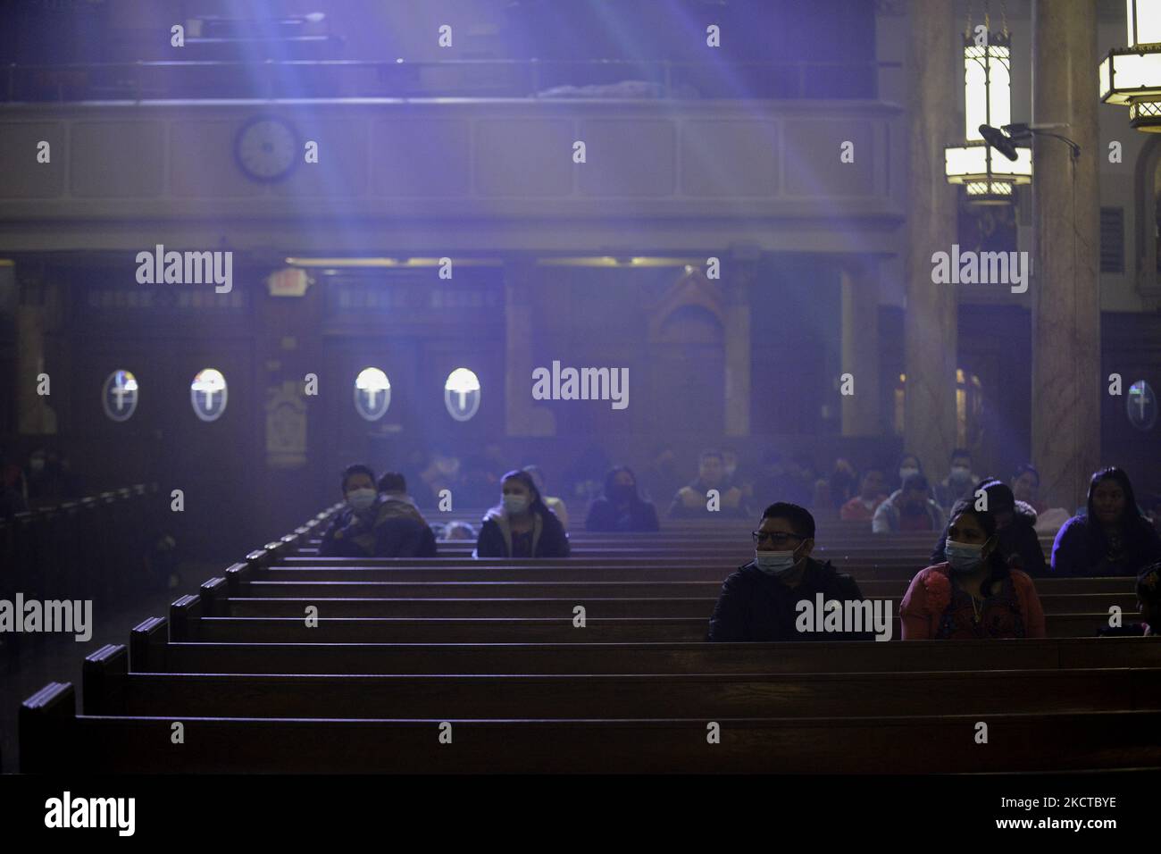 Guatemaltekische Migranten nehmen am Samstag, dem 6. November 2021, an der Messe in der St. Carmel Church in Upper Manhattan zum Jahrestag des Christus von Acapetagua de Quetzaltengo Teil. (Foto von Deccio Serrano/NurPhoto) Stockfoto