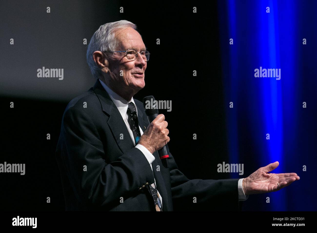 Apollo 16-Astronaut Charlie Duke hält am 6. November 2021 eine Konferenz während des « Explor’espace »-Festivals in Montrouge, in den Vororten von Paris, ab. Duke war die zehnte Person, die auf der Oberfläche des Mondes ging, zwölf Menschen sind auf dem Mond gelaufen, alle im Rahmen des Apollo-Programms. Vier von ihnen leben noch seit November 2021. (Foto von Michel Stoupak/NurPhoto) Stockfoto