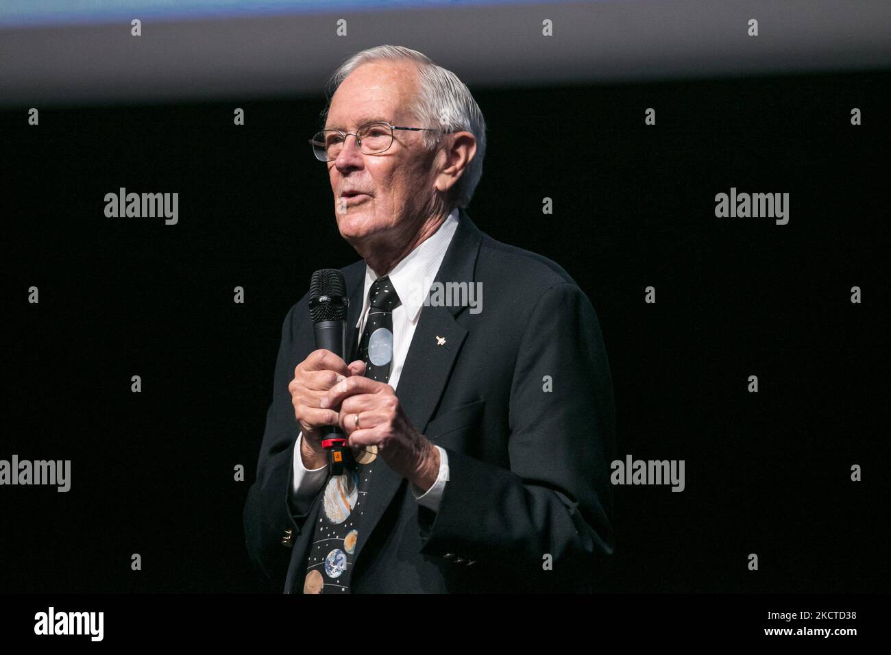 Apollo 16-Astronaut Charlie Duke hält am 6. November 2021 eine Konferenz während des « Explor’espace »-Festivals in Montrouge, in den Vororten von Paris, ab. Duke war die zehnte Person, die auf der Oberfläche des Mondes ging, zwölf Menschen sind auf dem Mond gelaufen, alle im Rahmen des Apollo-Programms. Vier von ihnen leben noch seit November 2021. (Foto von Michel Stoupak/NurPhoto) Stockfoto