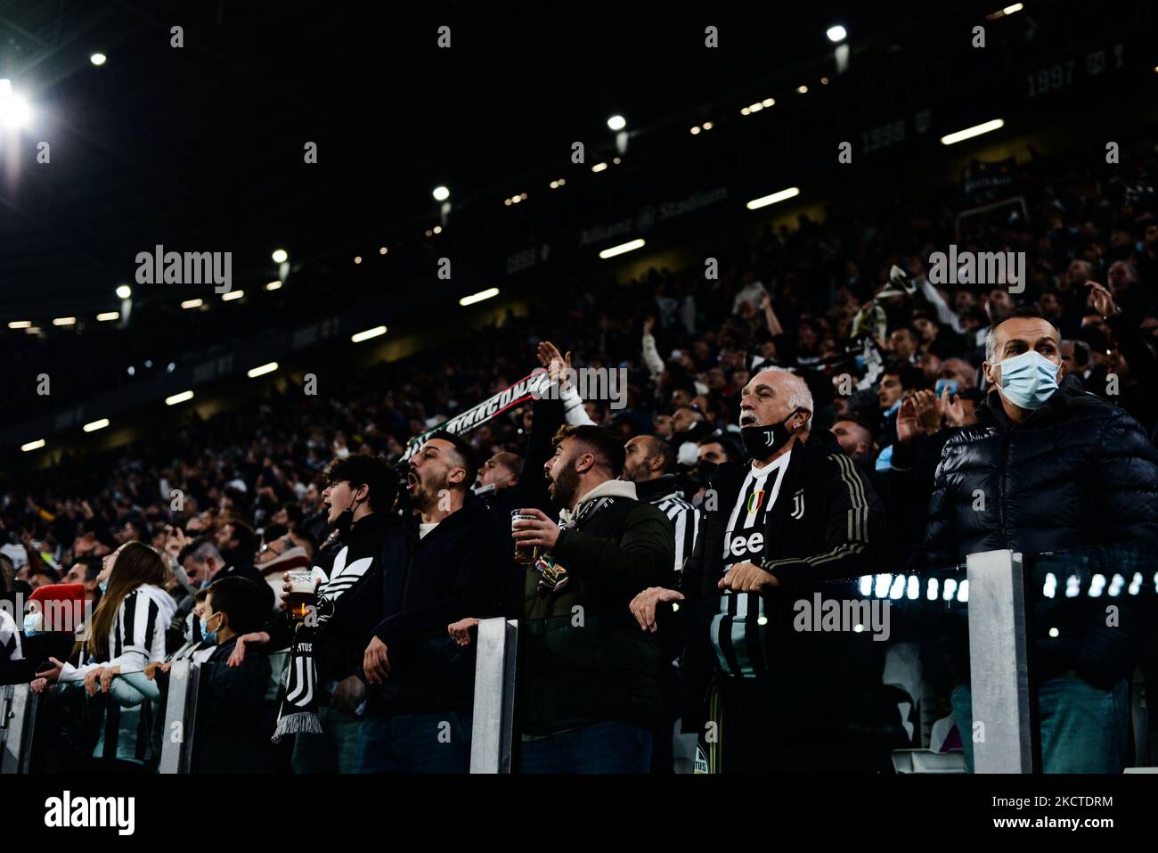 Juventus-Fans beim Fußballspiel der Serie A zwischen Juventus und Fiorentina im Allianz-Stadion am 6. November 2021 in Turin, Italien (Foto: Alberto Gandolfo/NurPhoto) Stockfoto