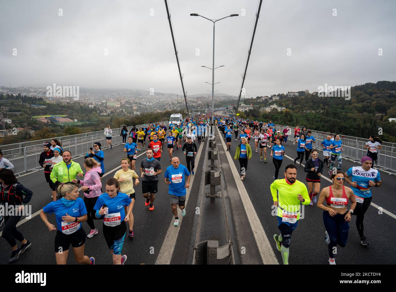 Läufer, die am 7. November 2021 auf der Martyrs-Brücke vom 15. Juli, früher bekannt als Bosporus-Brücke, beim jährlichen Istanbul-Marathon 43. in Istanbul, Türkei, gesehen wurden. (Foto von Erhan Demirtas/NurPhoto) Stockfoto