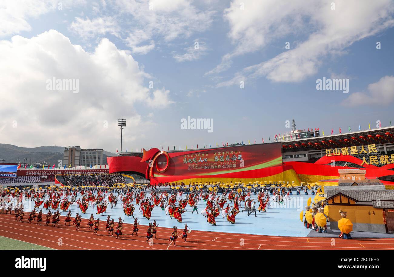 XICHANG, CHINA - 5. NOVEMBER 2022 - Eine Zeremonie zur Feier des 70.. Jahrestages der Gründung der autonomen Präfektur Liangshan Yi im chinesischen Sichu Stockfoto