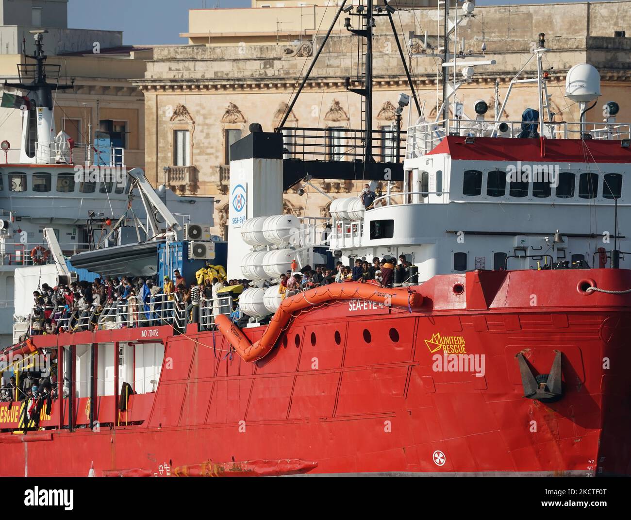 Landung von Migranten in Trapani (Sizilien) über 800 Menschen erholten sich auf See bei verschiedenen Rettungsaktionen vom Schiff "Sea Eye 4", das im Hafen von Trapani ausschiffte, nachdem sie mehrere Tage auf See gewartet hatten. Viele Frauen und Kinder gehören zu den Migranten. Trapani (Sizilien) 7. november 2021. (Foto von Gabriele Maricchiolo/NurPhoto) Stockfoto