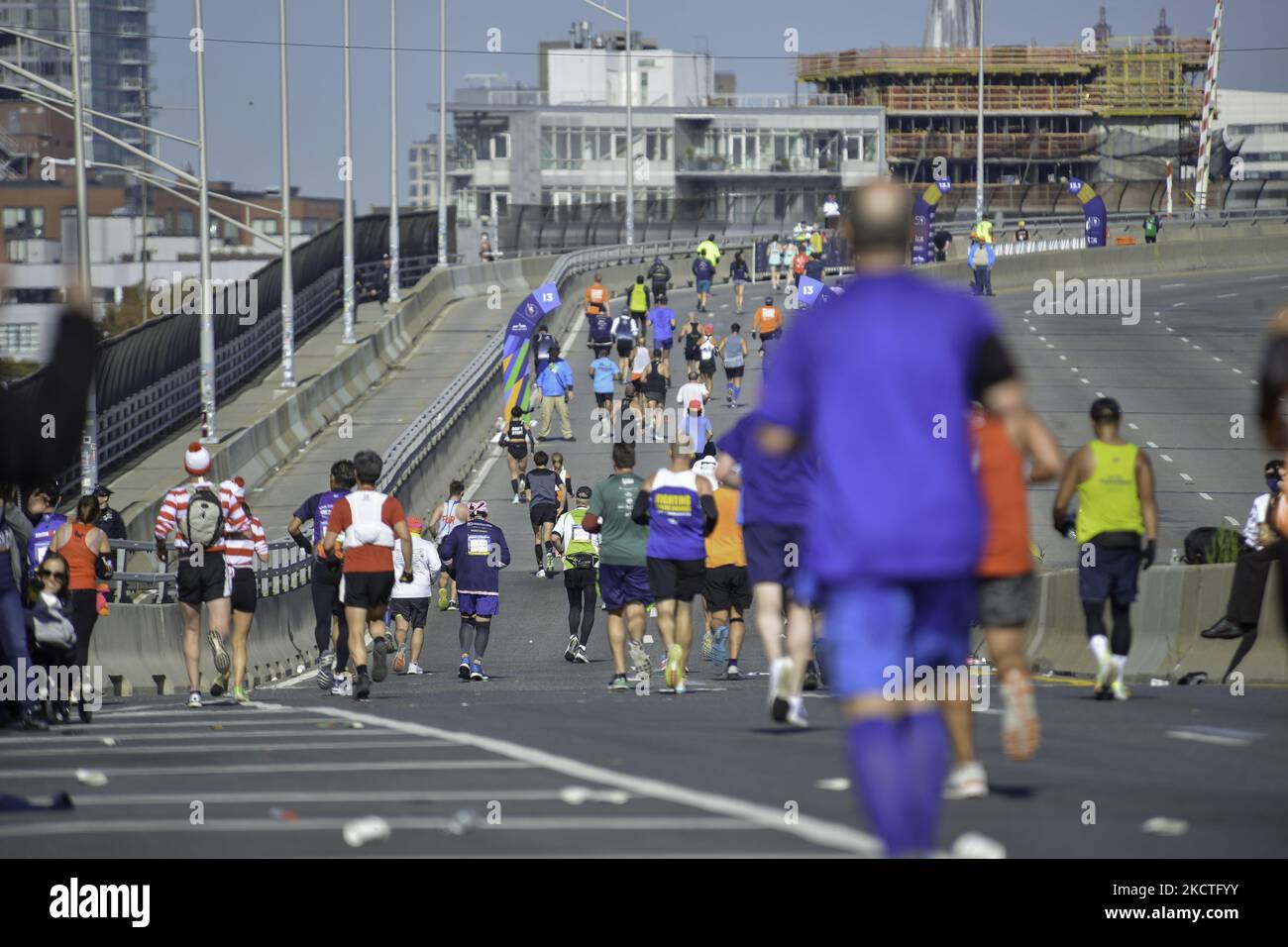 New York City Marathon in Manhattan, New York am 7. November 2021. - Nach einer erzwungenen Pause im Jahr 2020 ist der New York City Marathon für seine Ausgabe 50. wieder da, und mit ihm die unzähligen Möglichkeiten, ihn für wohltätige Zwecke zu laufen, eine Branche, die zu einem Grundnahrungsmittel geworden ist und hofft, nach der Pandemie wieder in die Wege zu gehen (Foto: Deccio Serrano/NurPhoto) Stockfoto