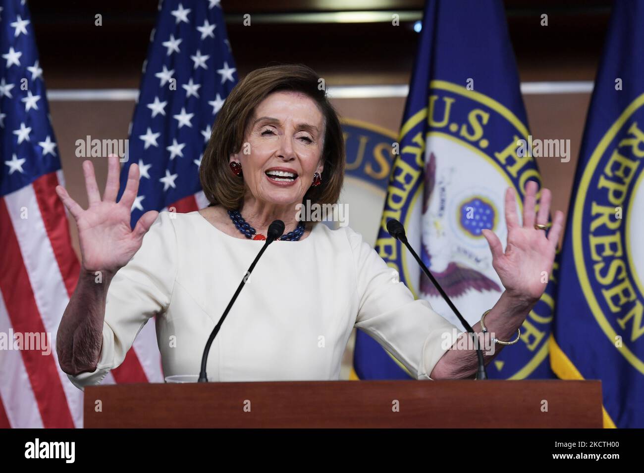 Die Sprecherin des Hauses, Nancy Pelosi (D-CA), spricht heute während ihrer wöchentlichen Pressekonferenz am 04. November 2021 im HVC/Capitol Hill in Washington DC, USA. (Foto von Lenin Nolly/NurPhoto) Stockfoto