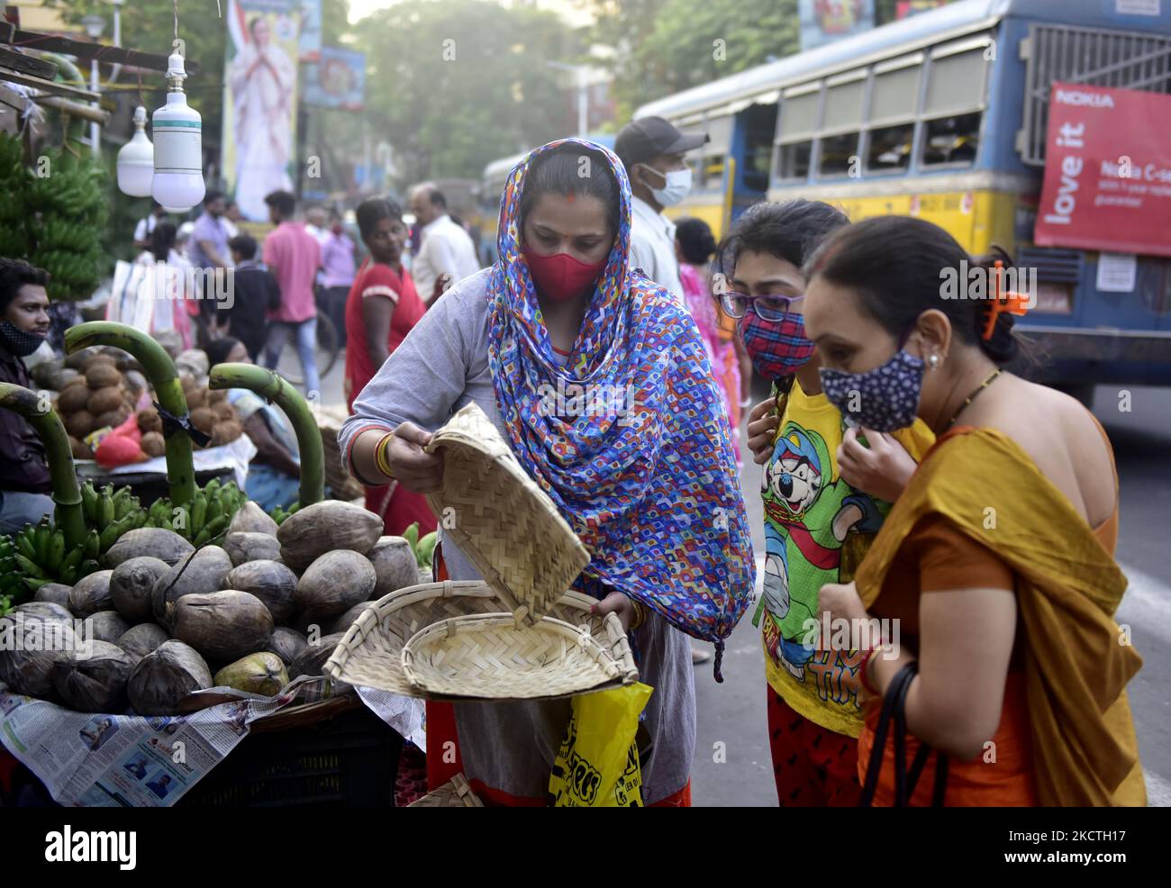 Vorbereitung des Chhath-Puja-Festivals in Kalkutta, Indien, 08. November 2021. Das Chhath Festival, auch bekannt als Surya Pooja, oder Anbetung der Sonne, wird in mehreren Teilen der indischen Staaten beobachtet, die von der Bihari Gemeinschaft gefeiert werden, und sieht eifrige Anhänger, die den sonnengott an den Ufern von Flüssen oder kleinen Teichen anbeten, Und für die Langlebigkeit und Gesundheit ihres Ehegatten zu beten. (Foto von Indranil Aditya/NurPhoto) Stockfoto