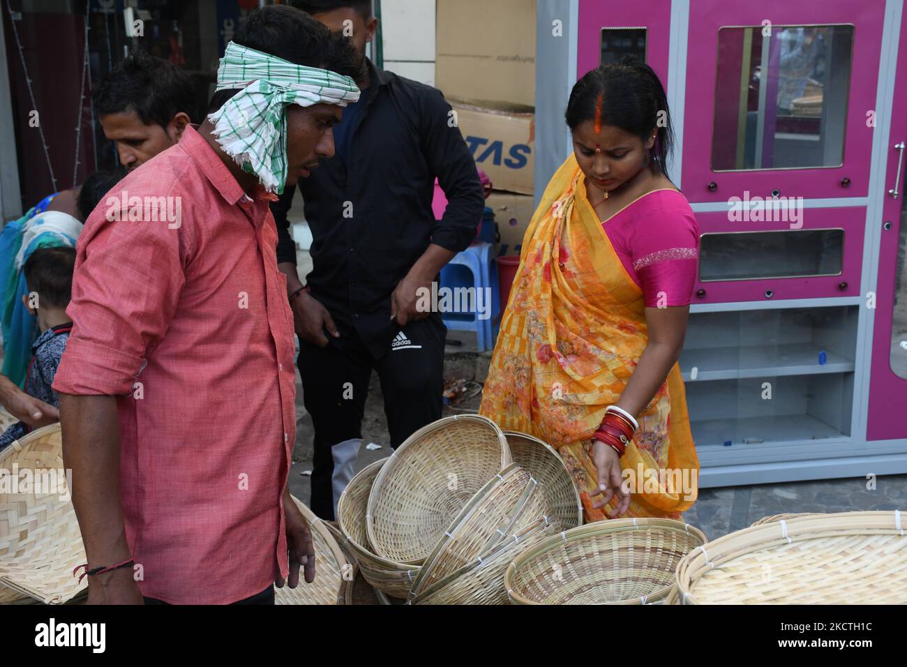 Frauen kaufen Bambuskörbe und andere Gegenstände vor dem Chhath Puja Festival am 8,2021. November in einem Straßenladen in Guwahati, Indien. (Foto von Anuwar Hazarika/NurPhoto) Stockfoto