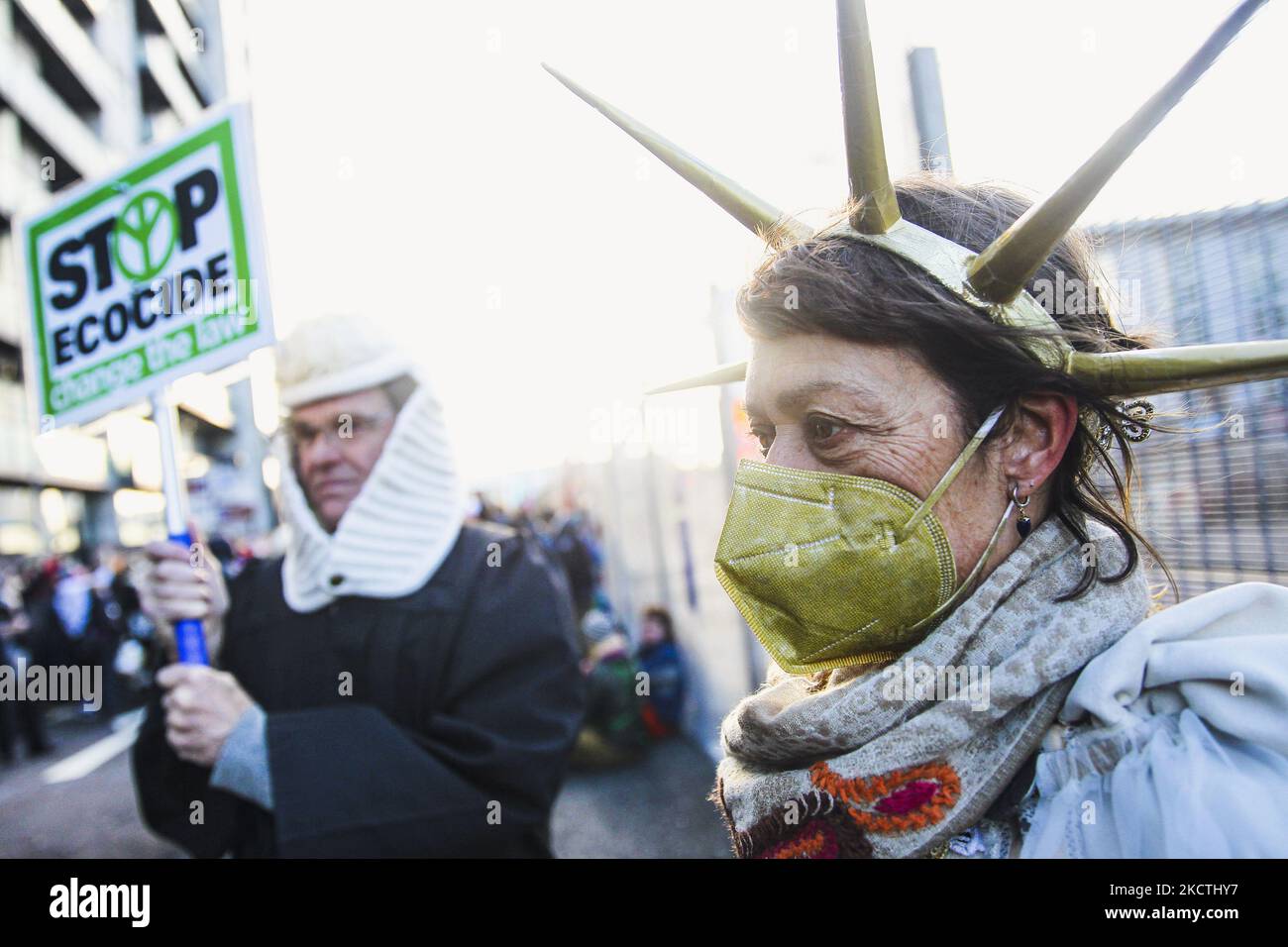 Am zehnten Tag der Klimakonferenz der Vereinten Nationen (COP 26) am 09. November 2021 in Glasgow, Schottland, werden Demonstranten vor dem Eingang zu COP26 Menschen gesehen. (Foto von Ewan Bootman/NurPhoto) Stockfoto