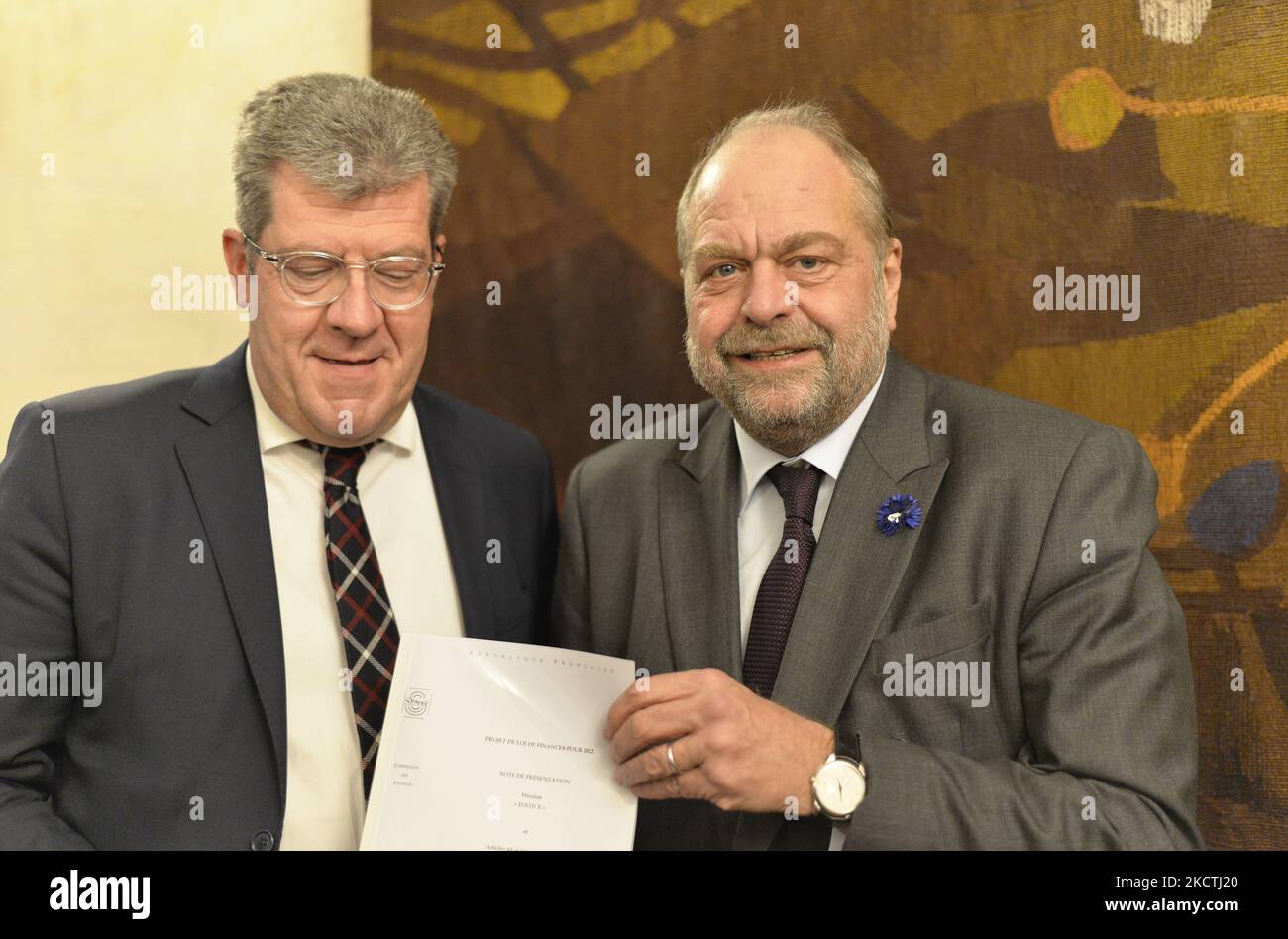 Französisch Justizminister Eric Dupond-Moretti (R) verantwortlich für die Finanzierung der Justiz Bill für 2022 zeigt sein Projekt an der Französisch Senat mit Justizberichterstatter Antoine Lefevre ( L) â €" 09. November 2021 in Paris â €" Daniel Pier - Nurphoto Presseagentur (Foto von Daniel Pier / NurPhoto) Stockfoto