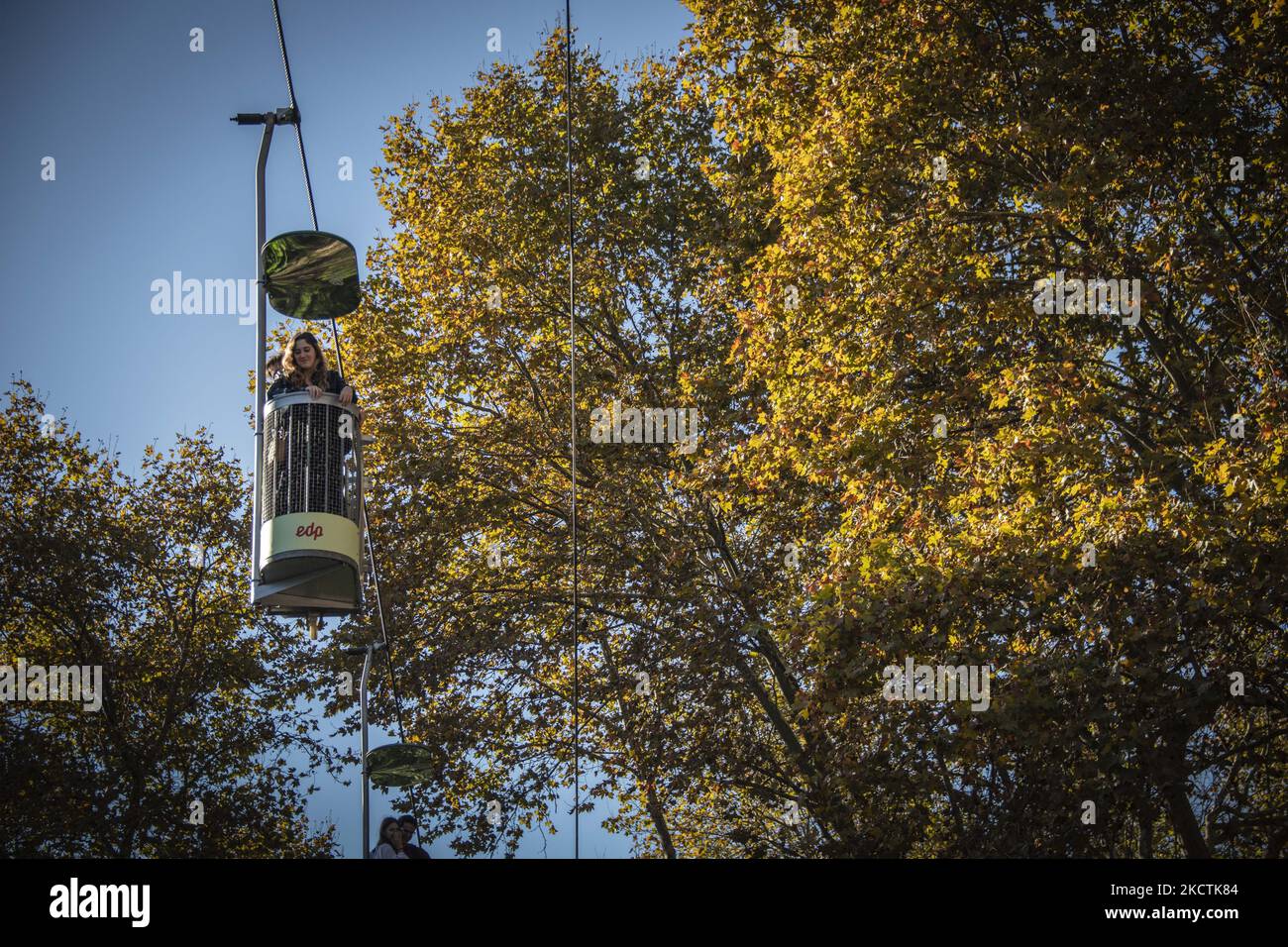 Die Menschen genießen ein Seilbahnsystem im jardim zoolÃ³gico, Lissabon. 09. Oktober 2021. Die Gesamtzahl der seit dem Nachweis von Covid-19 in Portugal registrierten Todesfälle liegt jetzt bei 18.217 und die Gesamtzahl der Infektionen bei 1.099.307. Die höchste Zahl neuer Fälle kam in der Region Lissabon und im Tejo-Tal vor (410 weitere). (Foto von Jorge Mantilla/NurPhoto) Stockfoto