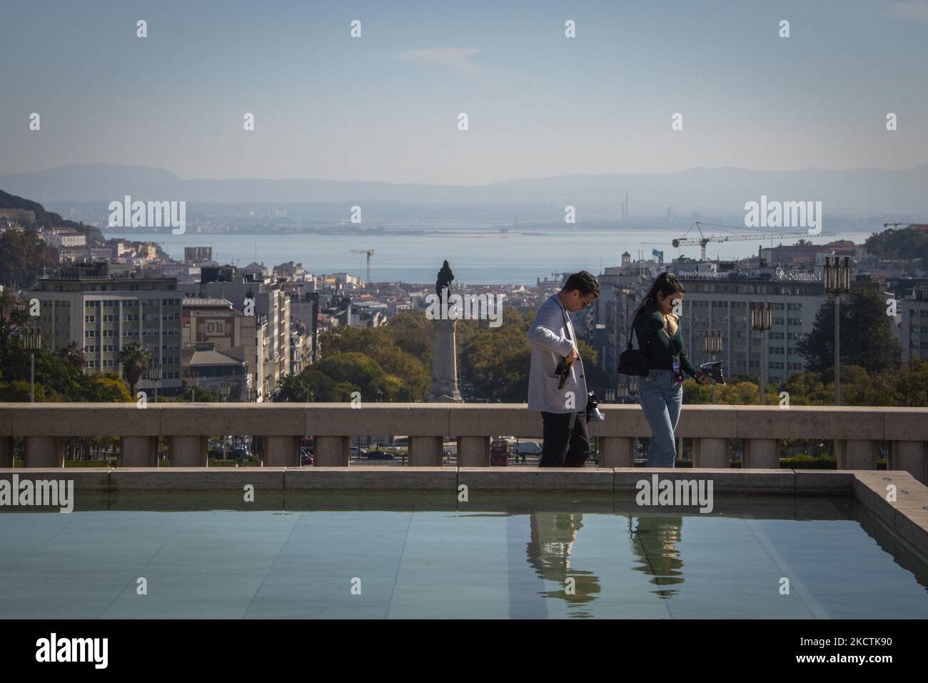 In der Umgebung des Gartens Eduardo VII in Lissabon führen Menschen Outdoor-Aktivitäten durch. 09. Oktober 2021. Die Gesamtzahl der seit dem Nachweis von Covid-19 in Portugal registrierten Todesfälle liegt jetzt bei 18.217 und die Gesamtzahl der Infektionen bei 1.099.307. Die höchste Zahl neuer Fälle kam in der Region Lissabon und im Tejo-Tal vor (410 weitere). (Foto von Jorge Mantilla/NurPhoto) Stockfoto
