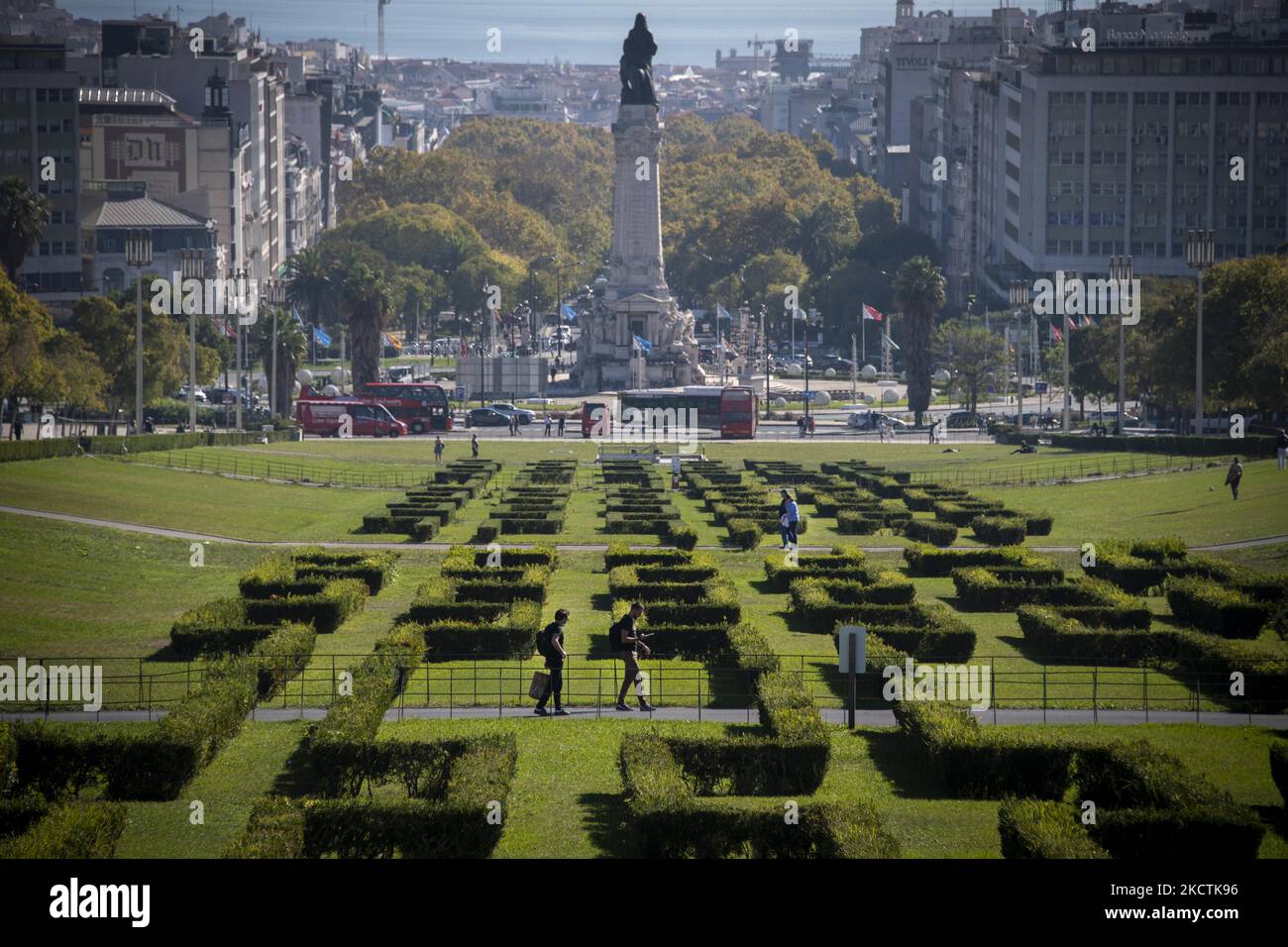 Gesamtansicht der Gärten Eduardo VII in Lissabon. 09. Oktober 2021. Die Gesamtzahl der seit dem Nachweis von Covid-19 in Portugal registrierten Todesfälle liegt jetzt bei 18.217 und die Gesamtzahl der Infektionen bei 1.099.307. Die höchste Zahl neuer Fälle kam in der Region Lissabon und im Tejo-Tal vor (410 weitere). (Foto von Jorge Mantilla/NurPhoto) Stockfoto
