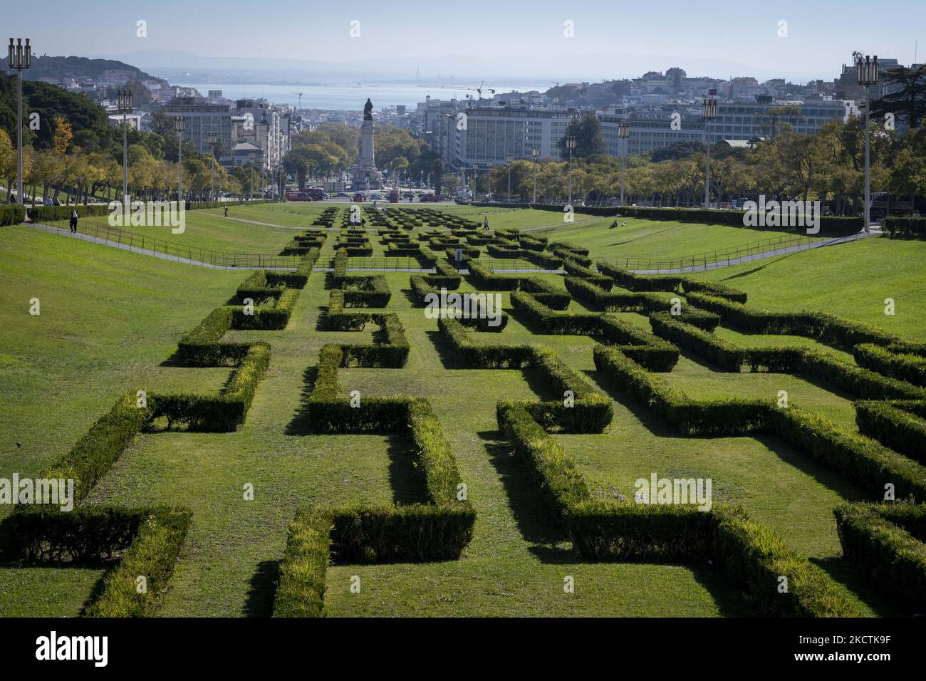 Gesamtansicht der Gärten Eduardo VII in Lissabon. 09. Oktober 2021. Die Gesamtzahl der seit dem Nachweis von Covid-19 in Portugal registrierten Todesfälle liegt jetzt bei 18.217 und die Gesamtzahl der Infektionen bei 1.099.307. Die höchste Zahl neuer Fälle kam in der Region Lissabon und im Tejo-Tal vor (410 weitere). (Foto von Jorge Mantilla/NurPhoto) Stockfoto