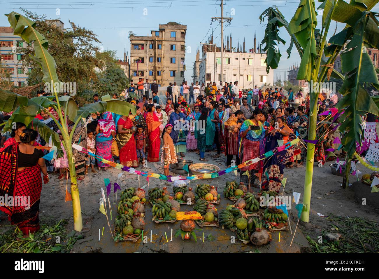 Hinduistische Anhänger beobachten das Chhath Puja Festival in Narayanganj, Bangladesch, 10. November 2021 (Foto: Mushfiqul Alam/NurPhoto) Stockfoto