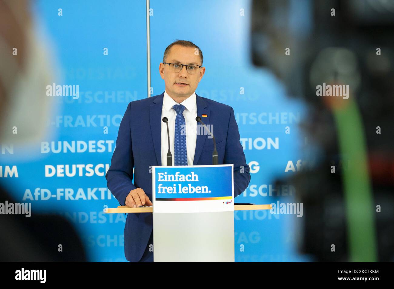 Tino Chrupalla, Mitvorsitzende der AfD-Fraktion, gibt vor einer Fraktionssitzung im Bundestag am 10. November 2021 in Berlin eine Erklärung vor den Medien ab. (Foto von Emmanuele Contini/NurPhoto) Stockfoto