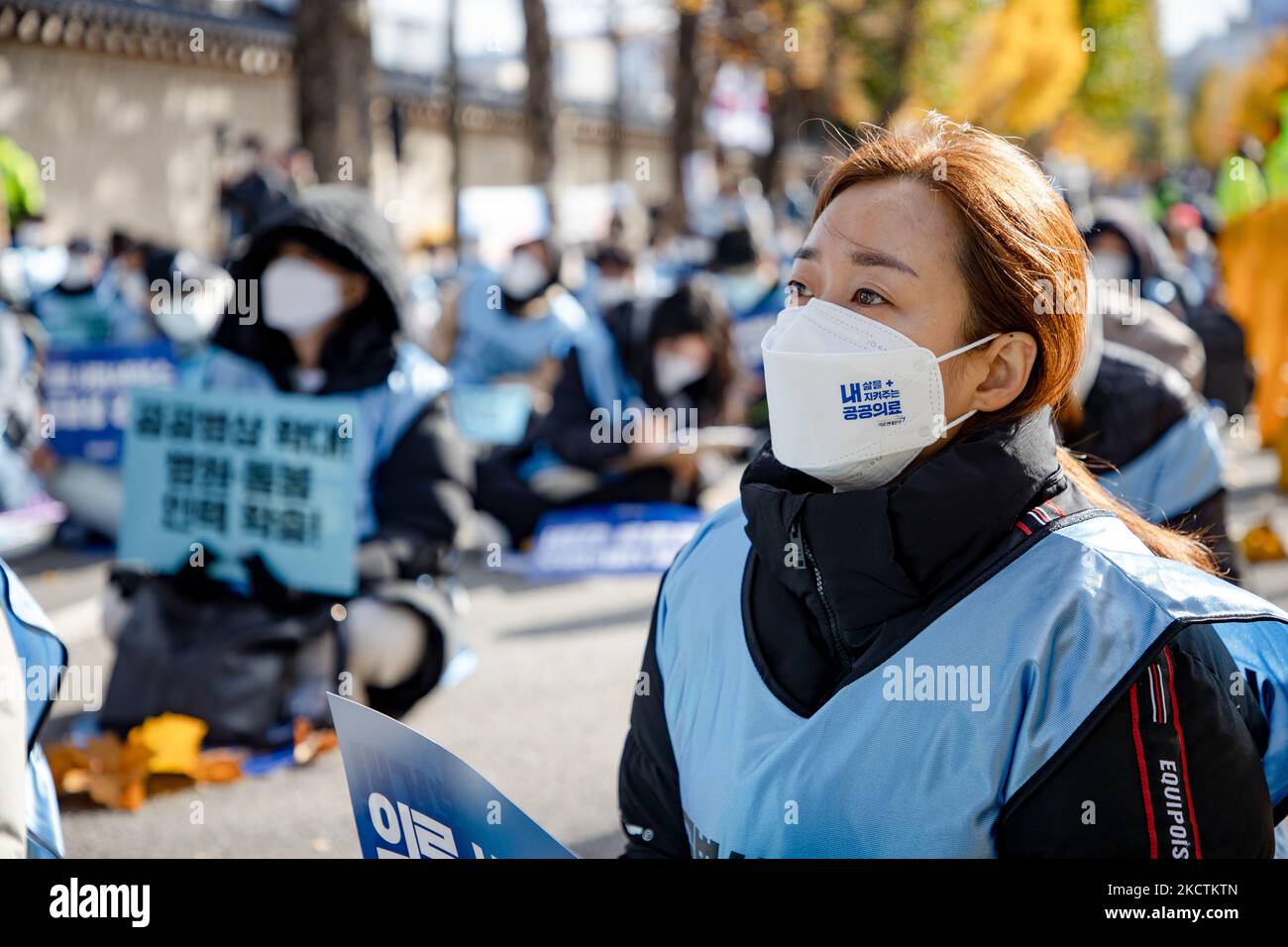 Rund 200 Teilnehmer riefen Slogans während der Resolutionsversammlung der medizinischen Solidarität, die am 11. November 2021 in Seoul, Südkorea, vor Cheong Wa DAE, dem offiziellen Wohnsitz des Präsidenten von Südkorea, abgehalten wurde. Die Medizinische Solidarität fordert die fünf Themen: Ausbau der öffentlichen Krankenhäuser und Betten, Einstellung von Krankenhauspersonal, Null von nicht-regulären Arbeitnehmern, Ausweitung der Krankenversicherung für die wesentliche medizinische Versorgung, Ablehnung einer rentabilitätsorientierten Unternehmensbewertung und Verbesserung der Behandlung von Arbeitnehmern. (Foto von Chris Jung/NurPhoto) Stockfoto