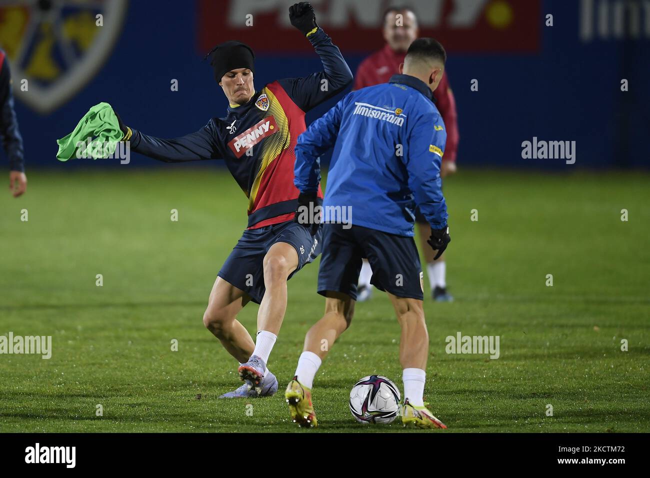 Dennis man aus Rumänien in Aktion während der offiziellen Trainingseinheit vor dem European Qualifiers Spiel gegen Island, Mittwoch, den 10. November 2021. (Foto von Alex Nicodim/NurPhoto) Stockfoto