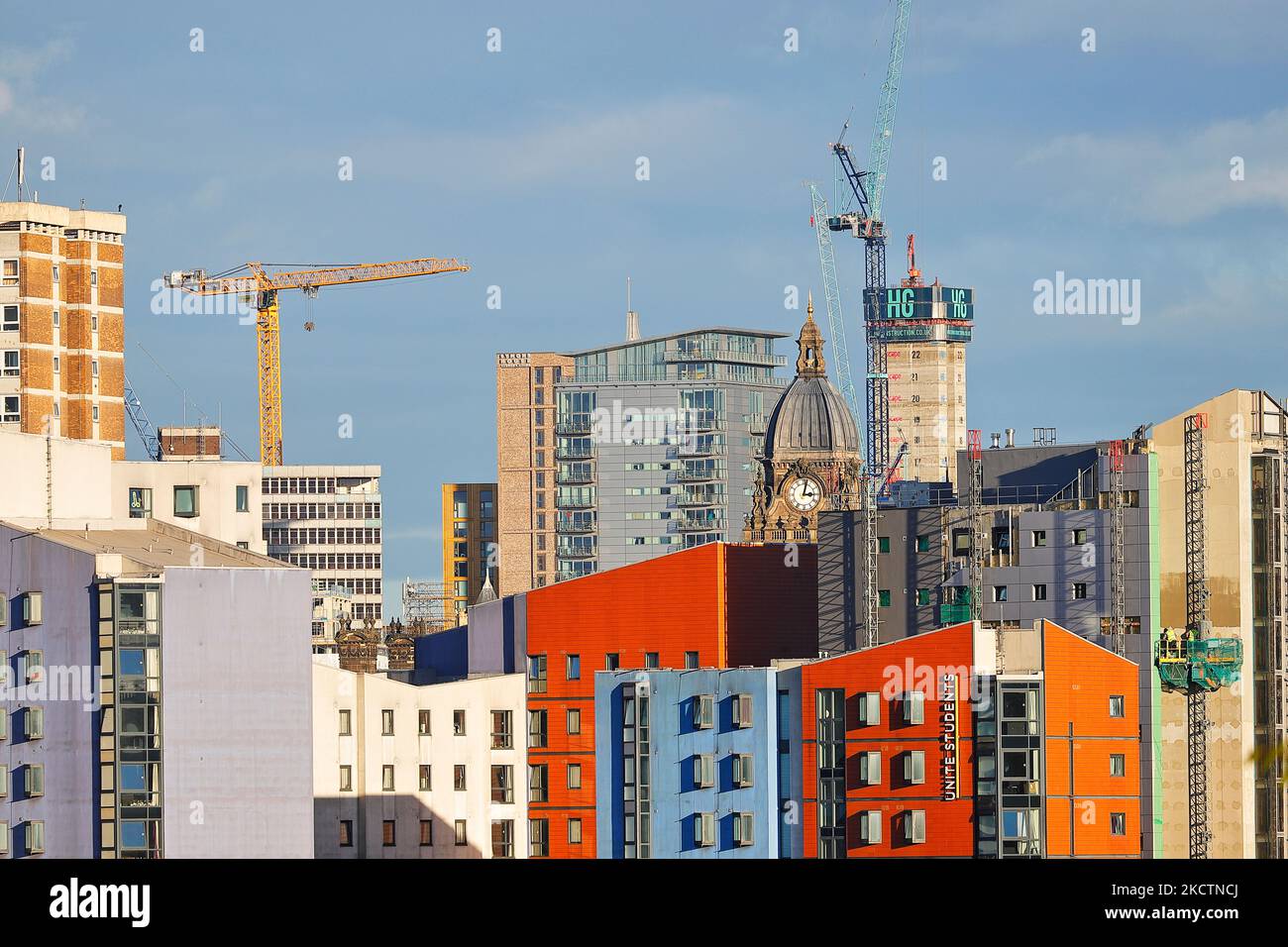 Blick auf das Stadtzentrum von Leeds mit dem LeedsTown Hall und einem hohen Gebäude in der Merrion Street 44, das im Bau ist Stockfoto