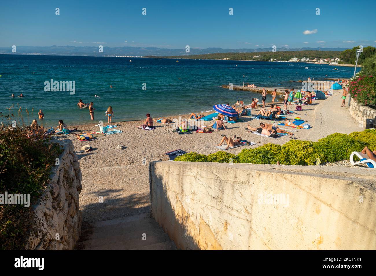 KRK, KROATIEN, 18. JULI 2022: Überfüllter Strand im Urlaub in Kroatien. Menschen verbringen Zeit am Meer während des Sommertages. Strand voller Menschen. Stockfoto