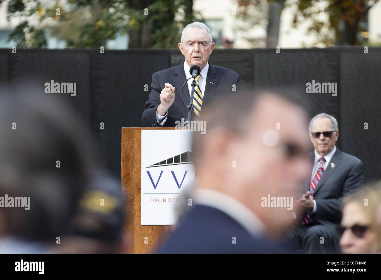 Der pensionierte General Barry McCaffrey, ein Vietnam-Veteran, spricht am Donnerstag, dem 11. November 2021, beim jährlichen Veterans Day Observance at the Wall am Vietnam Veterans Memorial in Washington, D.C. (Foto: Zach Brien/NurPhoto) Stockfoto