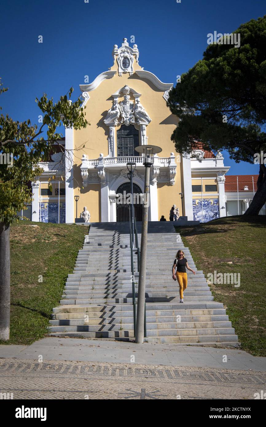 In der Umgebung des Gartens Eduardo VII in Lissabon führen Menschen Outdoor-Aktivitäten durch. 09. Oktober 2021. Das Europäische Zentrum für die Kontrolle und Prävention von Krankheiten (ECDC) nennt Portugal ein moderates Risiko für eine COVID-19-Infektion, was vor allem auf den hohen Prozentsatz der geimpften Menschen zurückzuführen ist. Mehrere europäische Länder wurden auf ein höheres Risikoniveau aufgewertet. (Foto von Jorge Mantilla/NurPhoto) Stockfoto