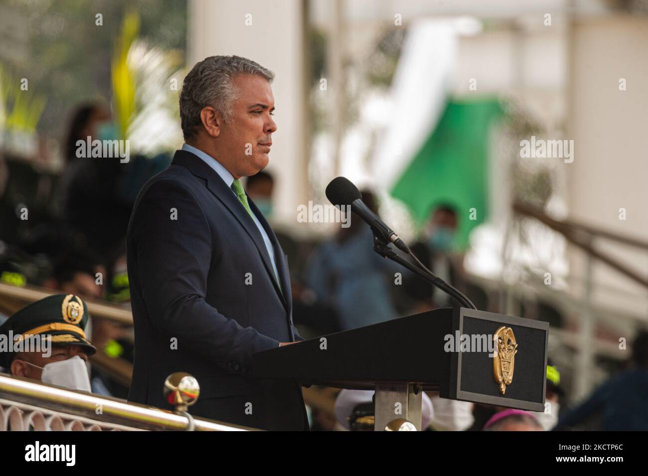 Der kolumbianische Präsident Ivan Duque Marquez hält eine Rede während einer Veranstaltung, bei der der kolumbianische Präsident Ivan Duque Marquez und der kolumbianische Verteidigungsminister Diego Molano zum Gedenken an den 130. Jahrestag der nationalen Polizei Kolumbiens und die Beförderung von Beamten zu mehr als 100 Polizeimitgliedern in Bogota, Kolumbien am 11. November 2021. (Foto von Sebastian Barros/NurPhoto) Stockfoto