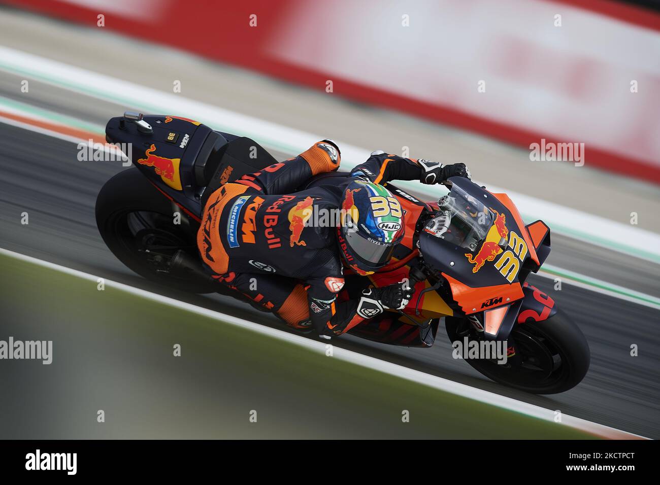 Brad Binder (33) aus Südafrika und Red Bull KTM Factory Racing beim freien Training des Gran Premio Red Bull de España auf dem Ricardo Tormo Circuit am 12. November 2021 in Valencia, Spanien. (Foto von Jose Breton/Pics Action/NurPhoto) Stockfoto