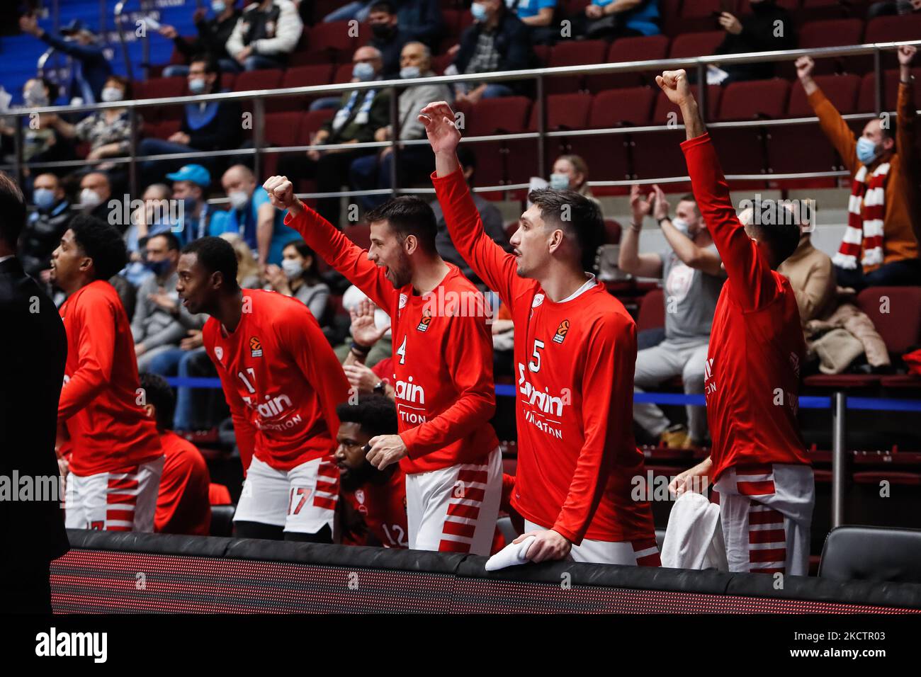 Olympiacos Bankspieler feiern während des EuroLeague Basketballspiels zwischen Zenit St. Petersburg und Olympiacos Piraeus am 12. November 2021 in der Sibur Arena in Sankt Petersburg, Russland. (Foto von Mike Kireev/NurPhoto) Stockfoto