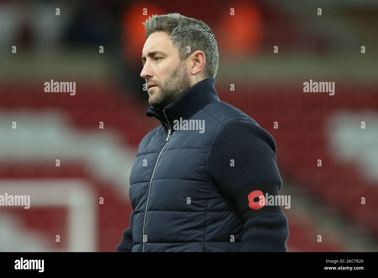 Lee Johnson, Manager von Sunderland, sah am Dienstag, dem 9.. November 2021, im Stadion of Light, Sunderland, beim EFL Trophy-Spiel zwischen Sunderland und Bradford City eine Mohnband tragen. (Foto von will Matthews/MI News/NurPhoto) Stockfoto